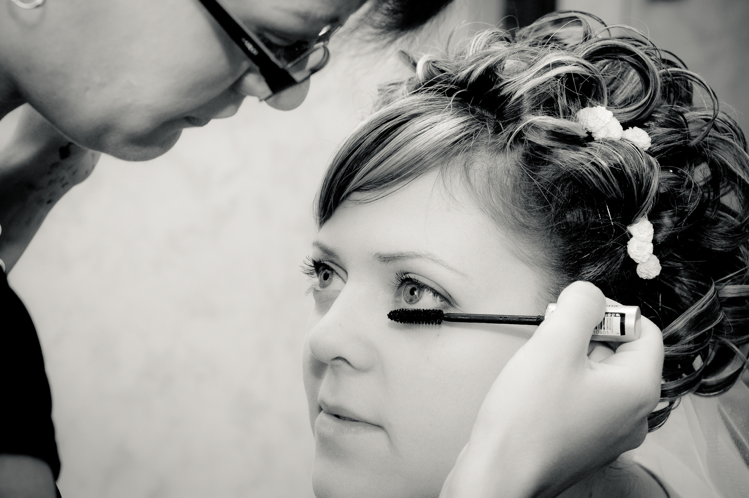 Визажист красит  ресницы невесте перед свадьбой