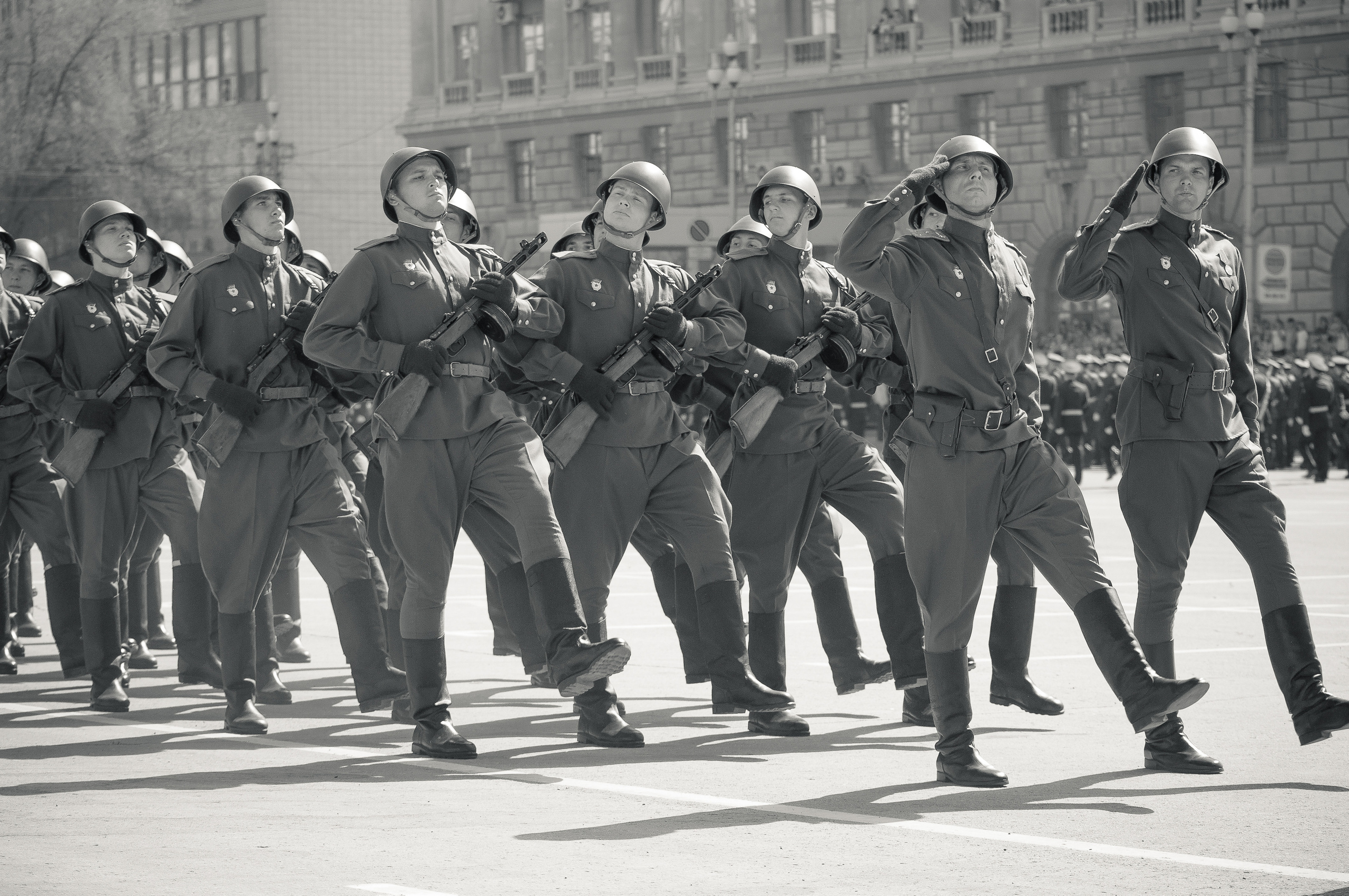 Колонна солдат в советской форме на параде в честь Дня победы