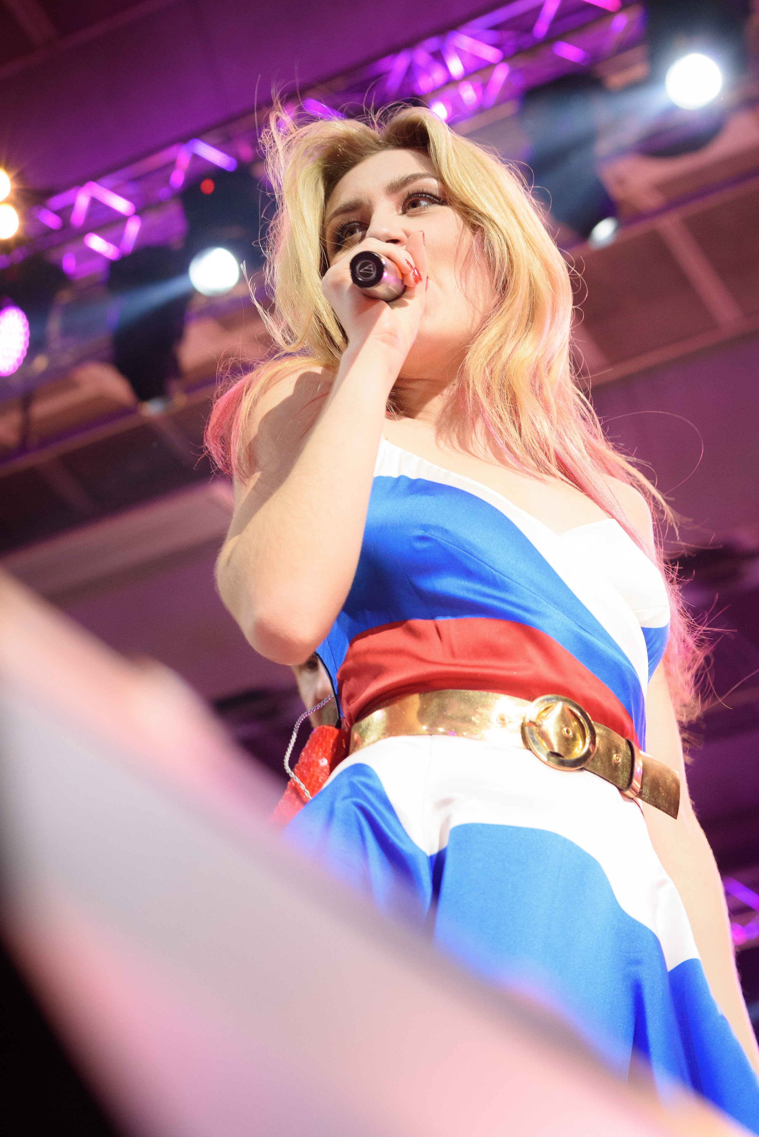 Солистка группы "Ленинград" в платье цветов российского флага