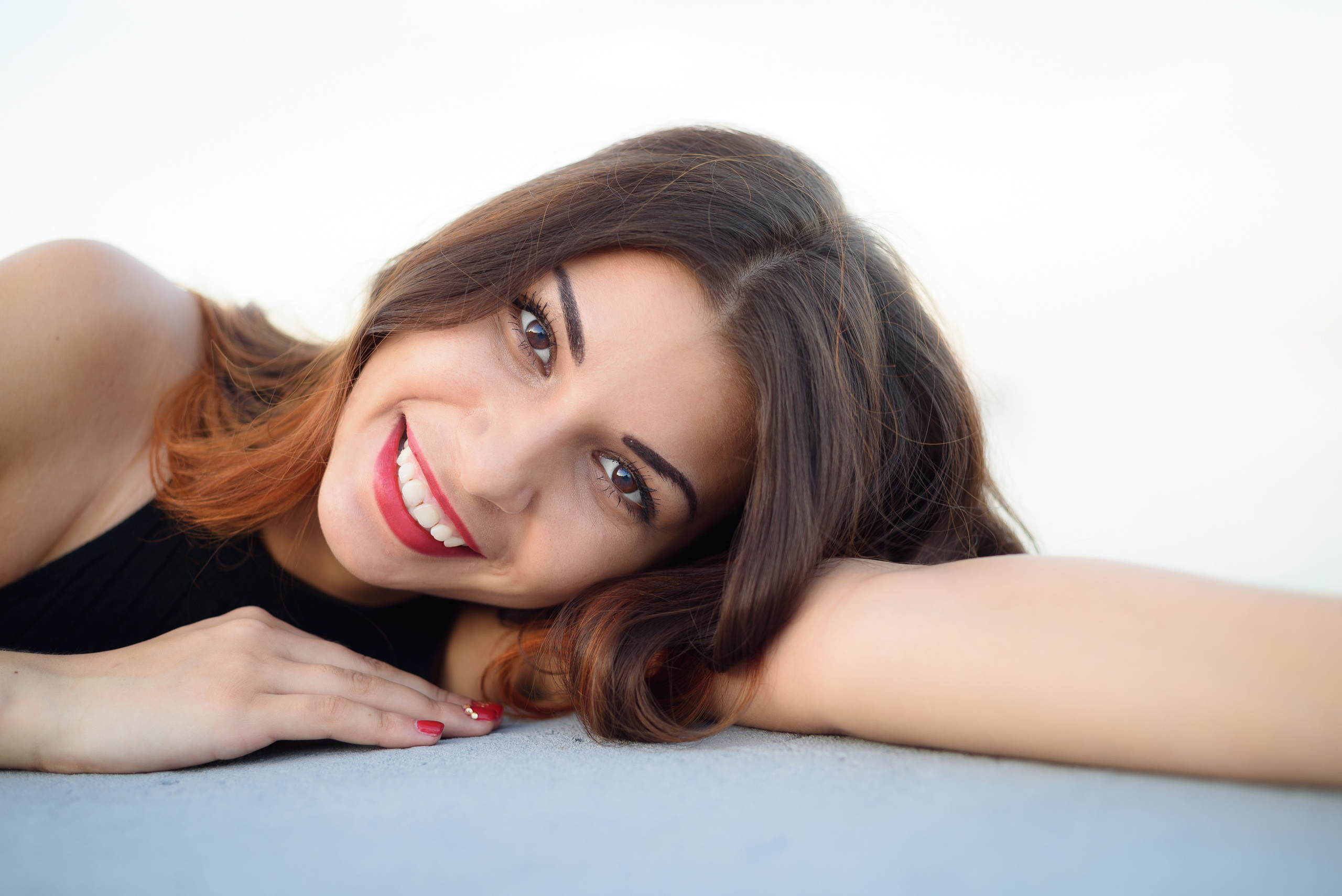 Девушка с красной помадой