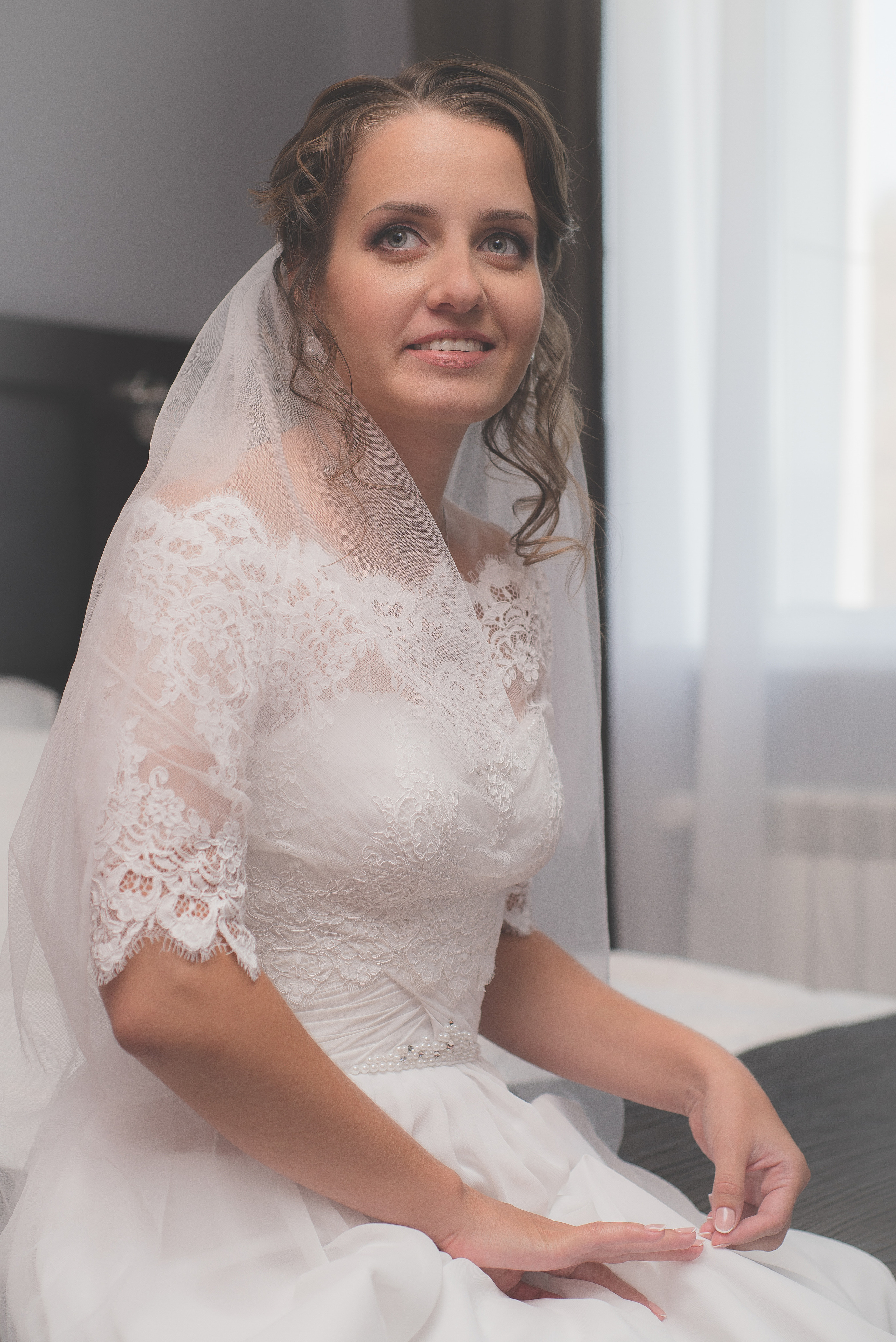 Портрет невесты, сидящей на кровати