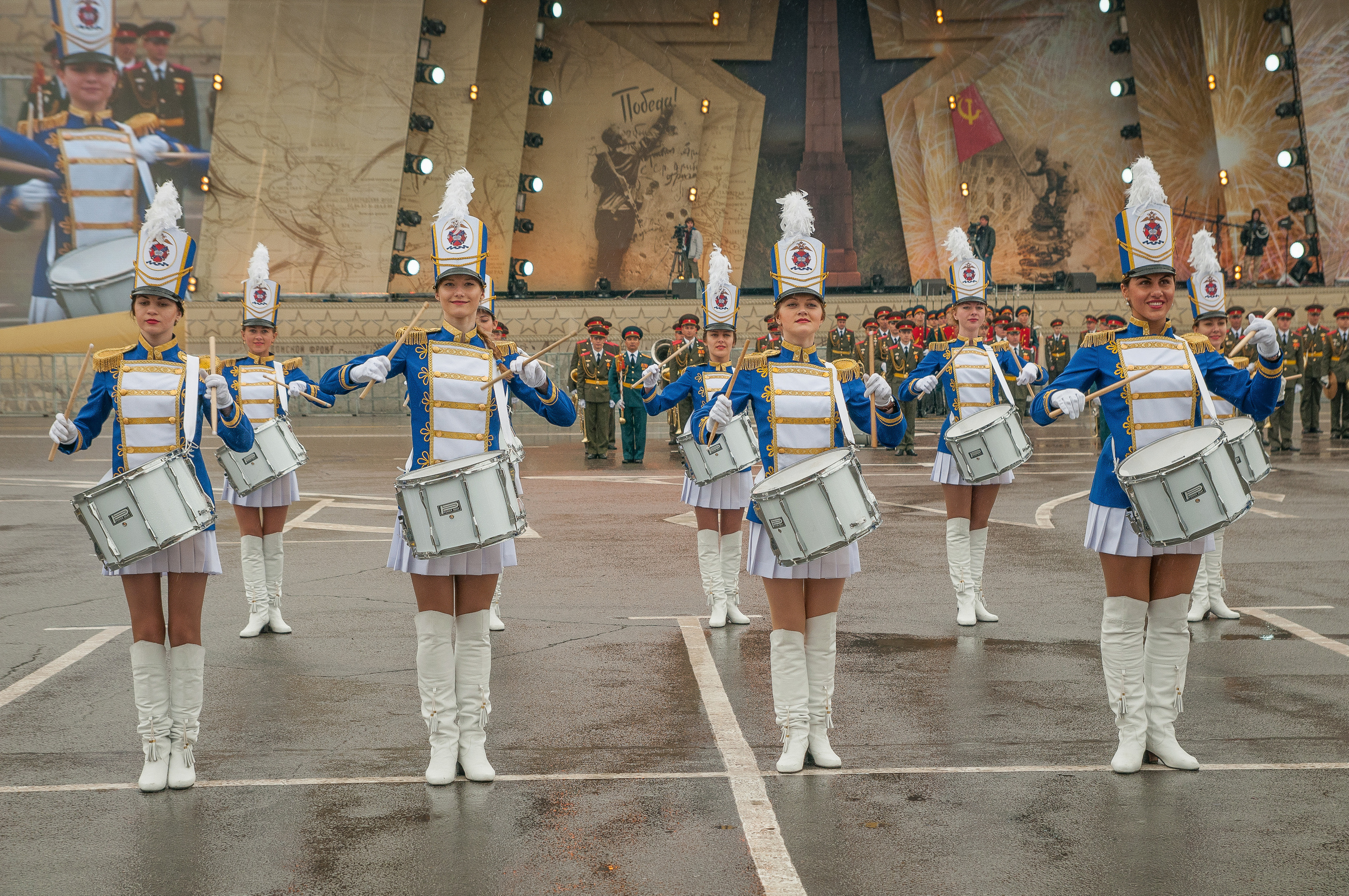 Девушки-барабанщицы в бело-синей форме на площади Волгограда на параде в День победы