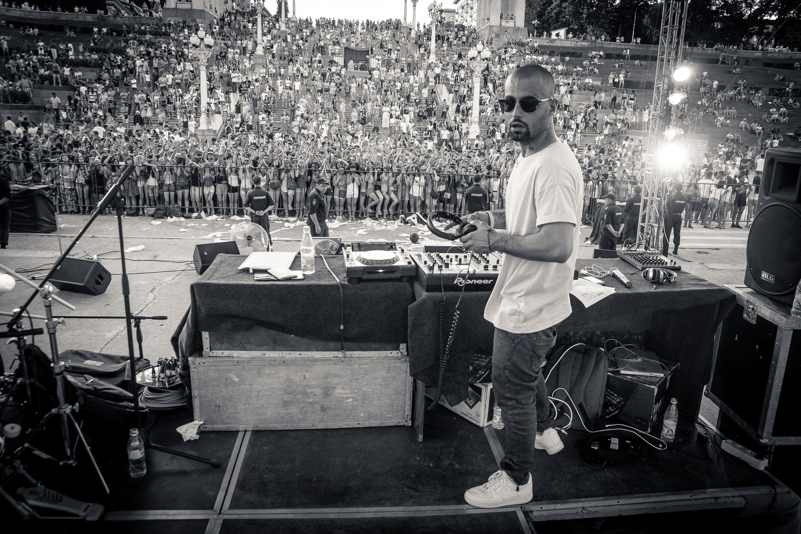Диджей перед толпой зрителей
