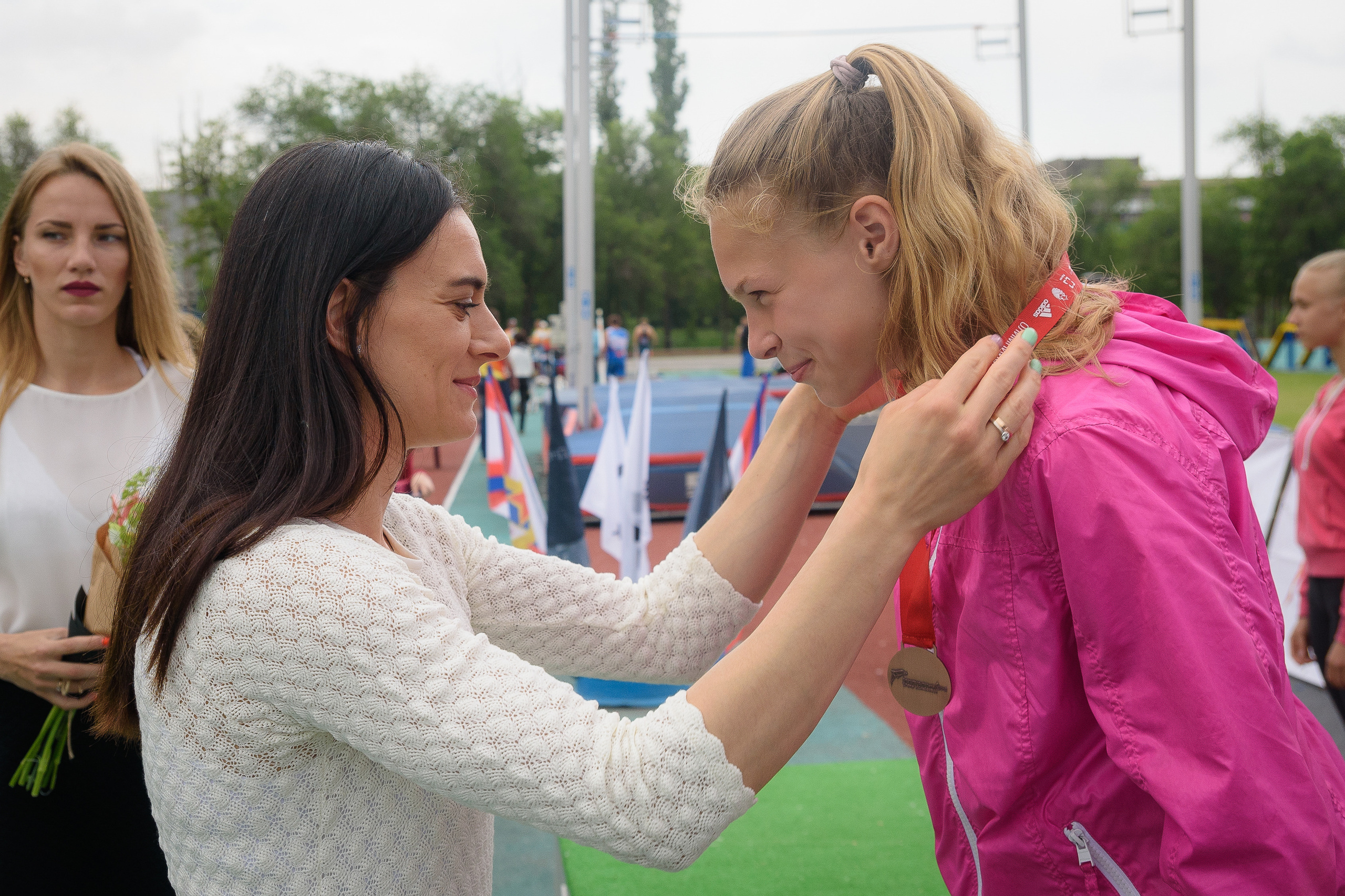 Елена Исинбаева вручает на соревнованиях приз ребёнку