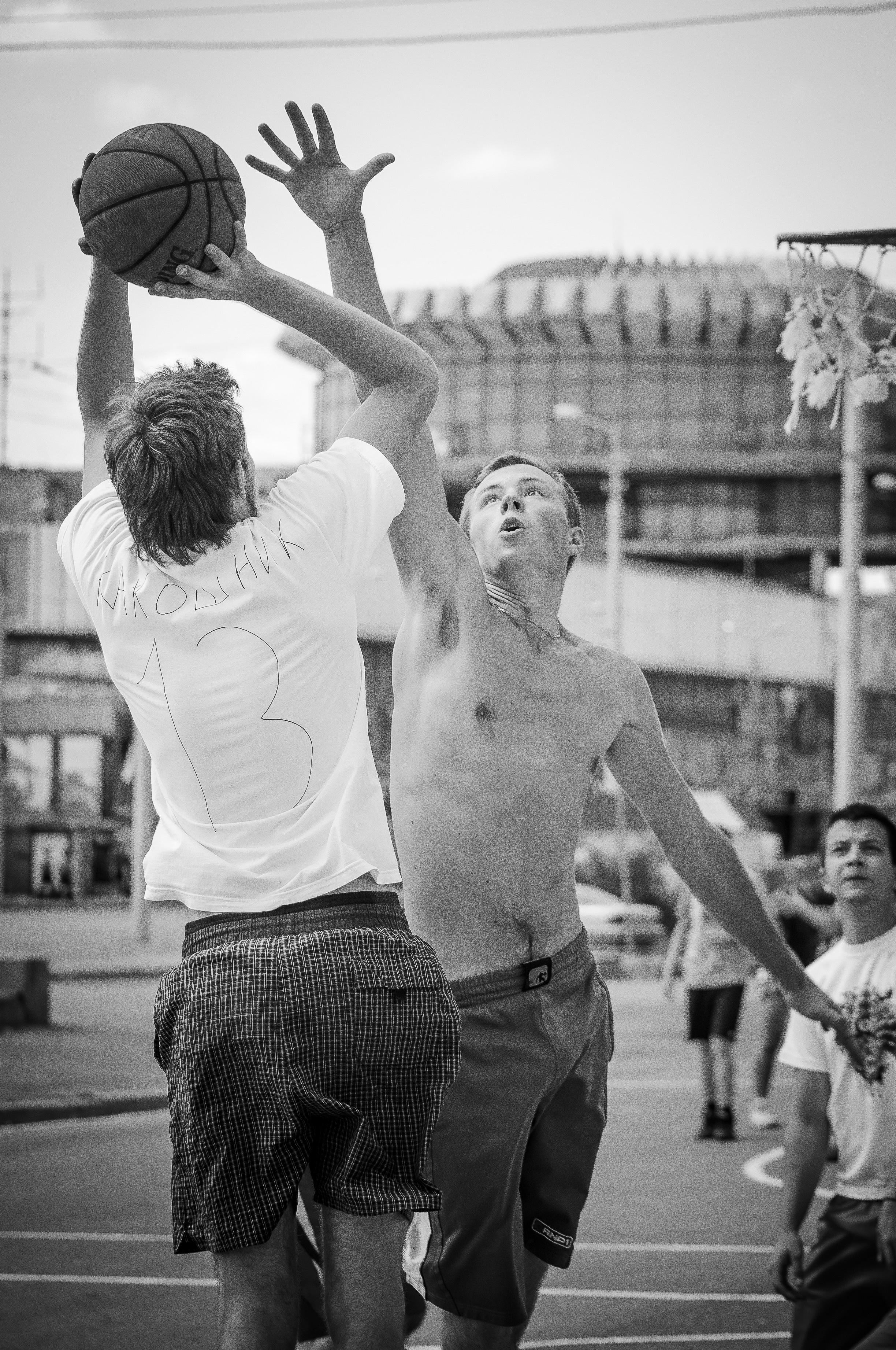 Баскетболист ставит блок для броска другого баскетболиста