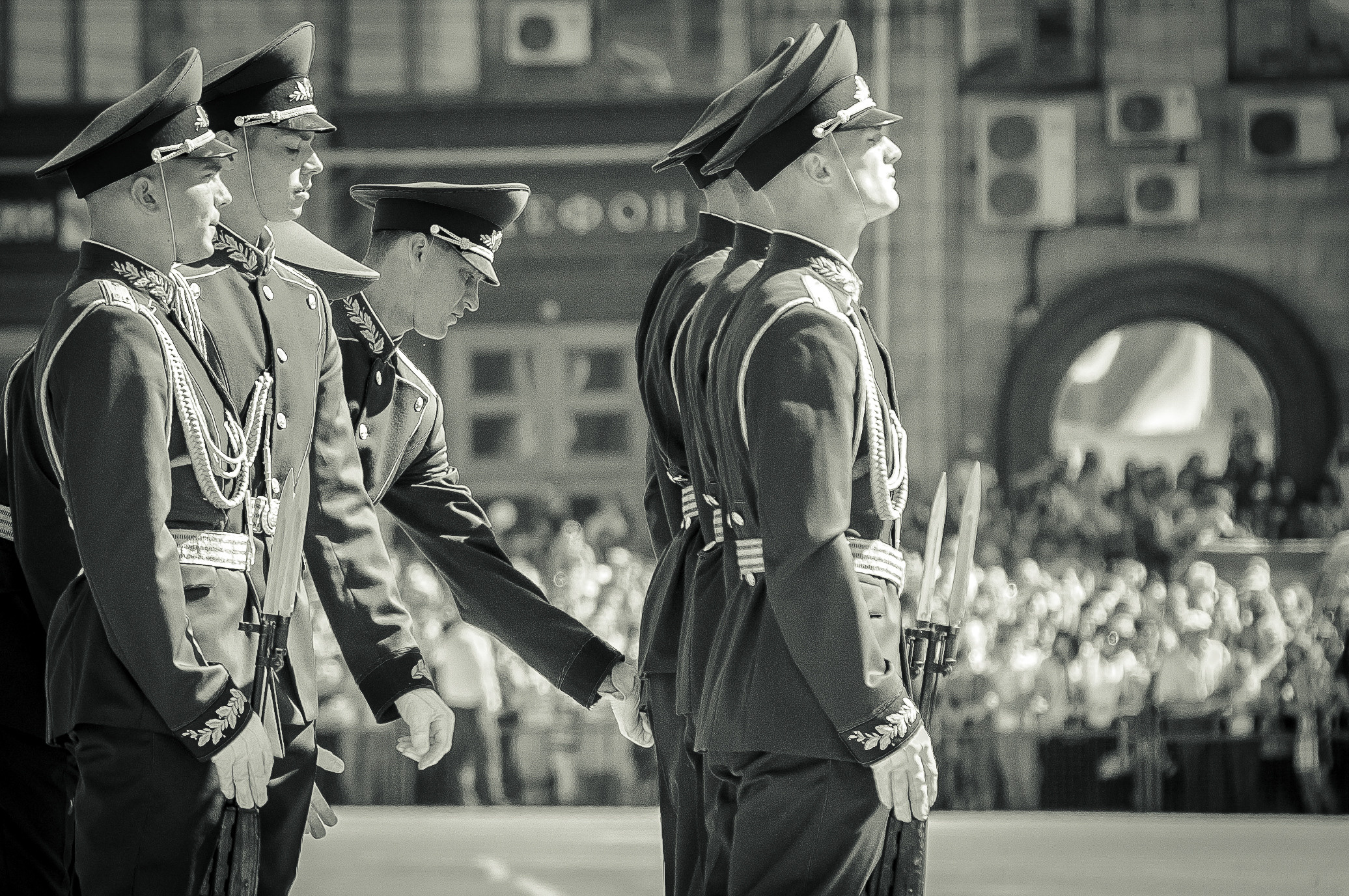 Солдат из роты почётного караула поправляет форму своего сослуживца на параде