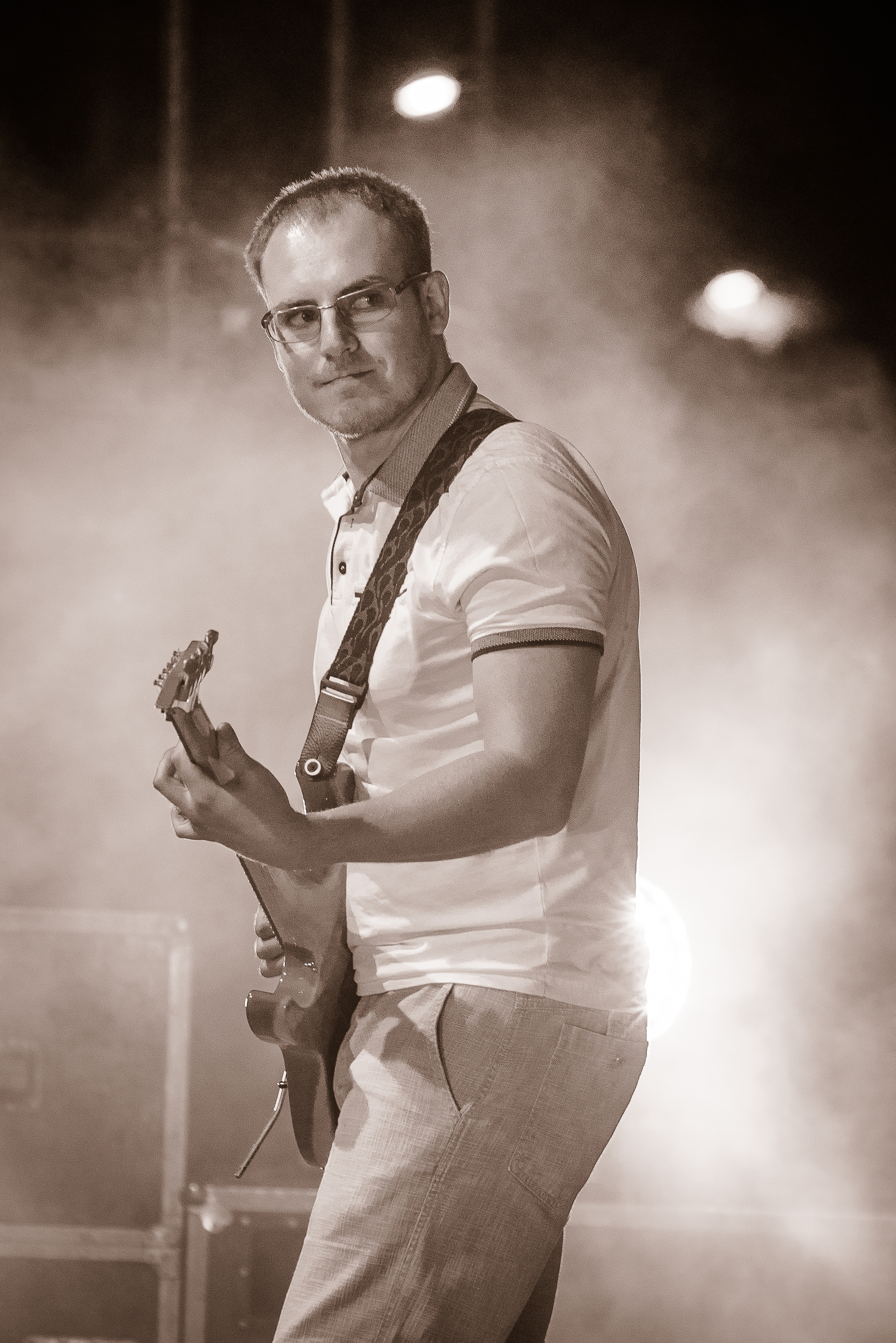 Гитарист играет на концерте