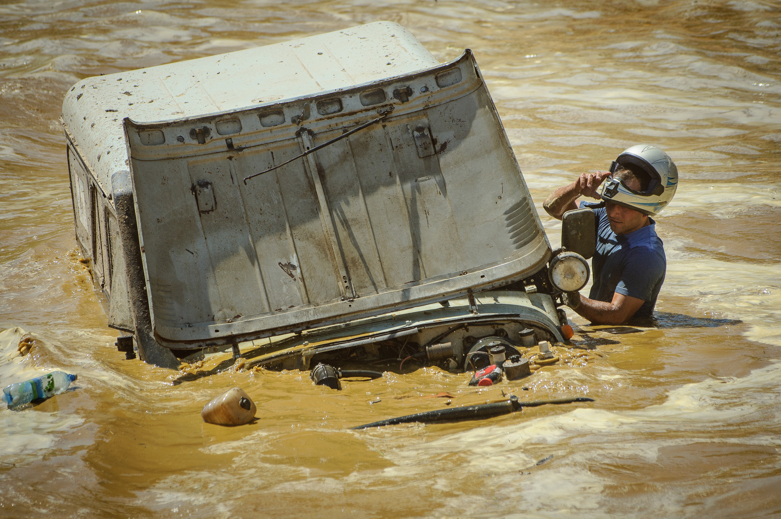 Утонувший УАЗ стоит в болоте с открытым капотом