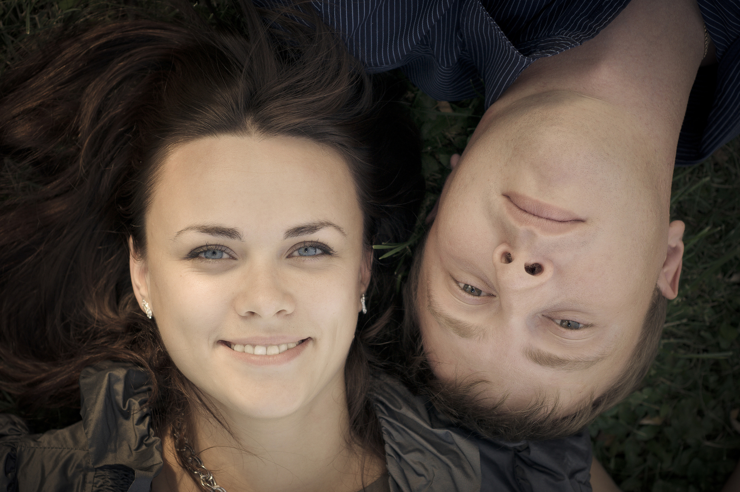 Парень и девушка лежат на земле