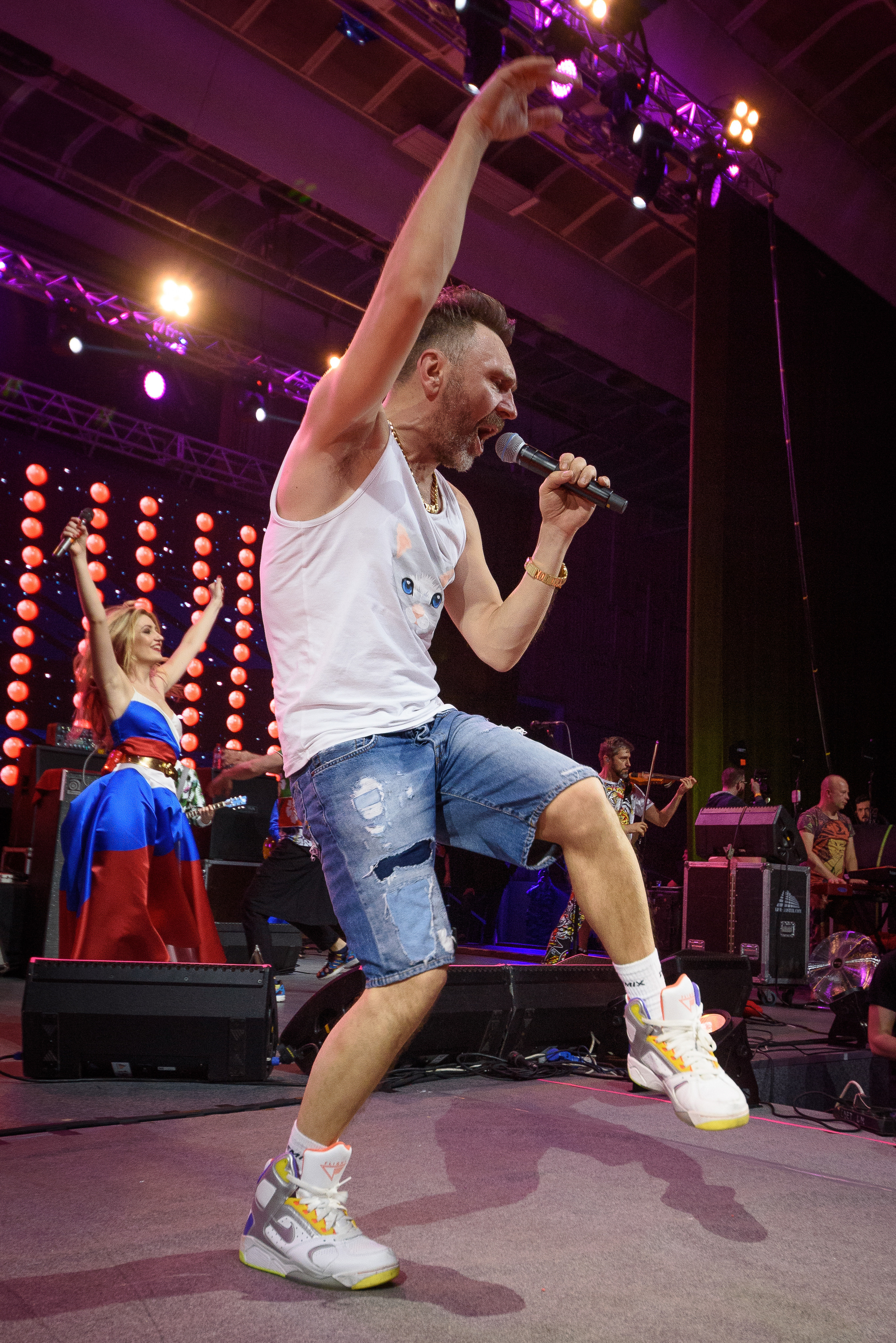 Сергей Шнуров танцует на концерте