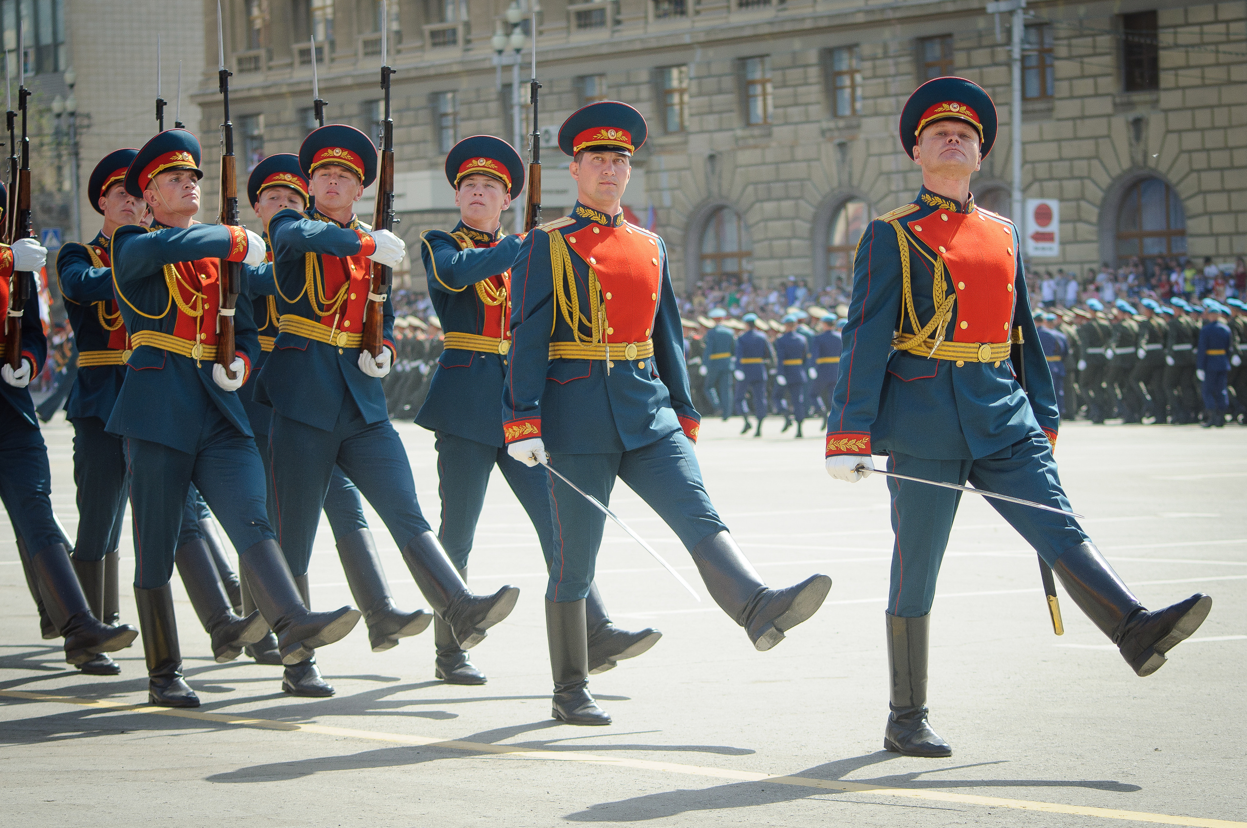 Рота почётного караула марширует на параде