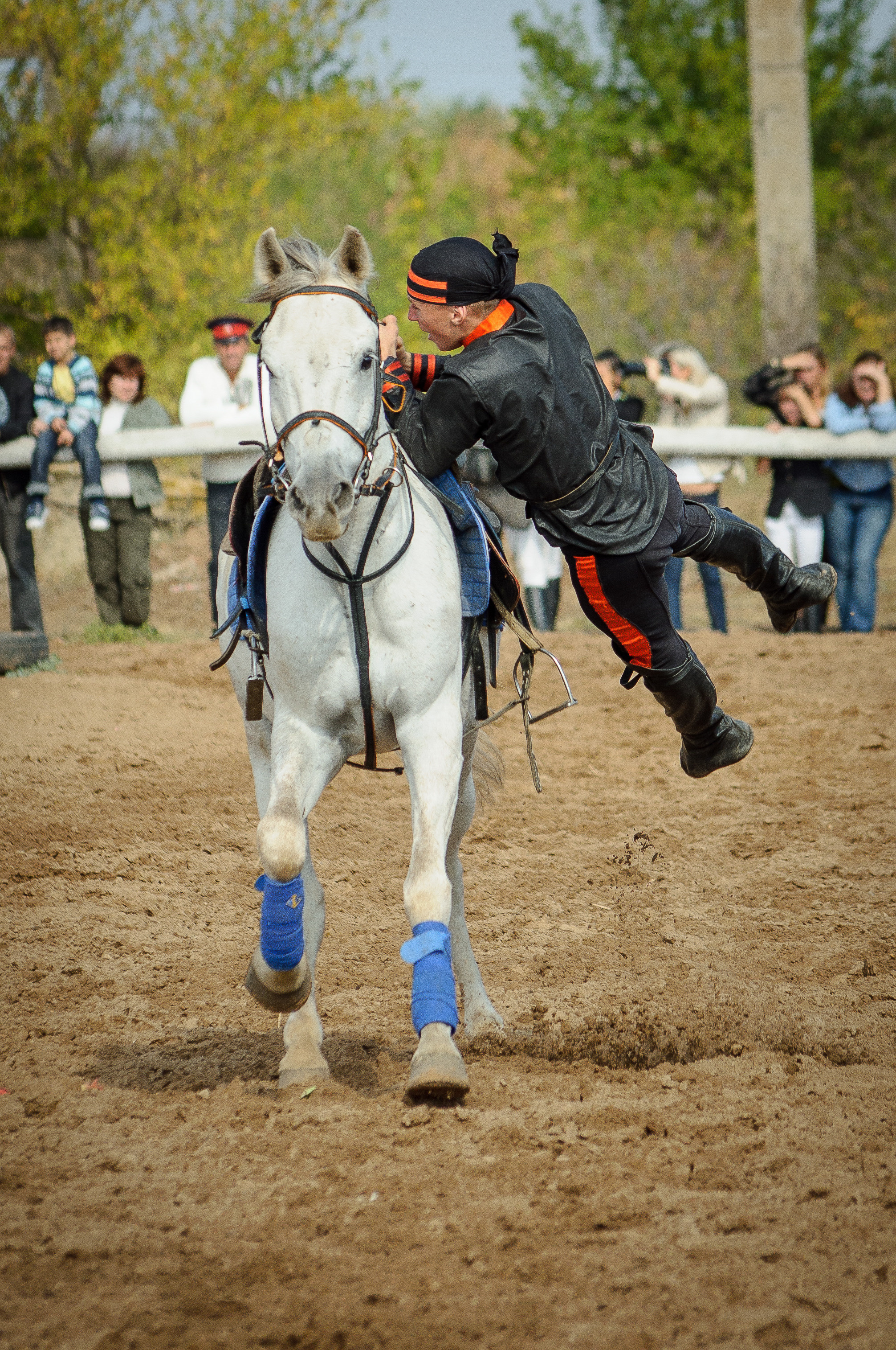 Элемент джигитовки с белым конём