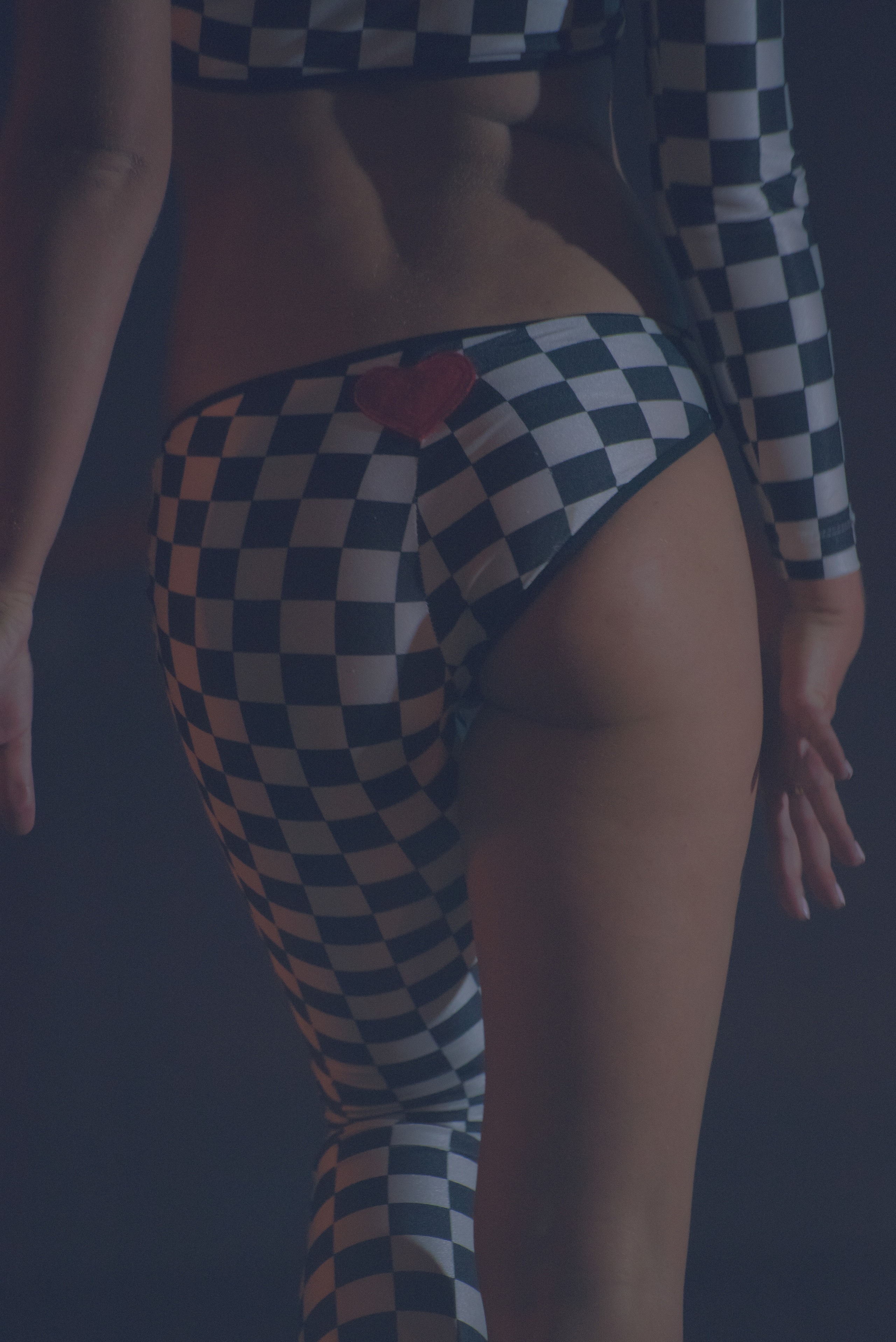 Девушка в наряде в шахматную клетку