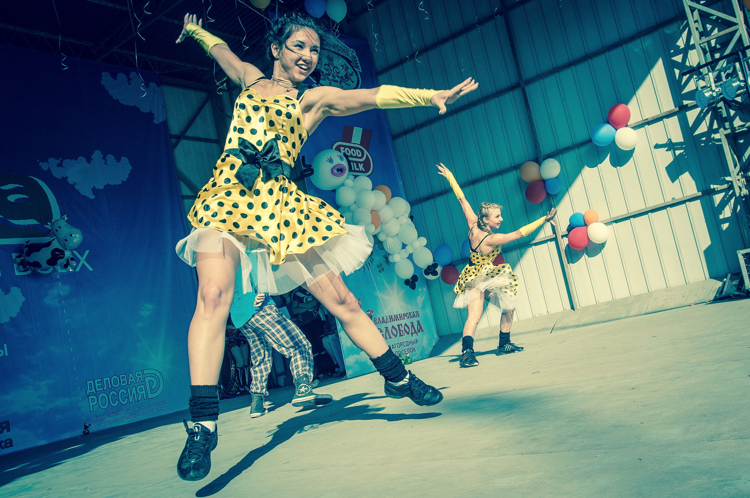 Танцевальный коллектив на сцене во время празднования Дня молока в Волгограде