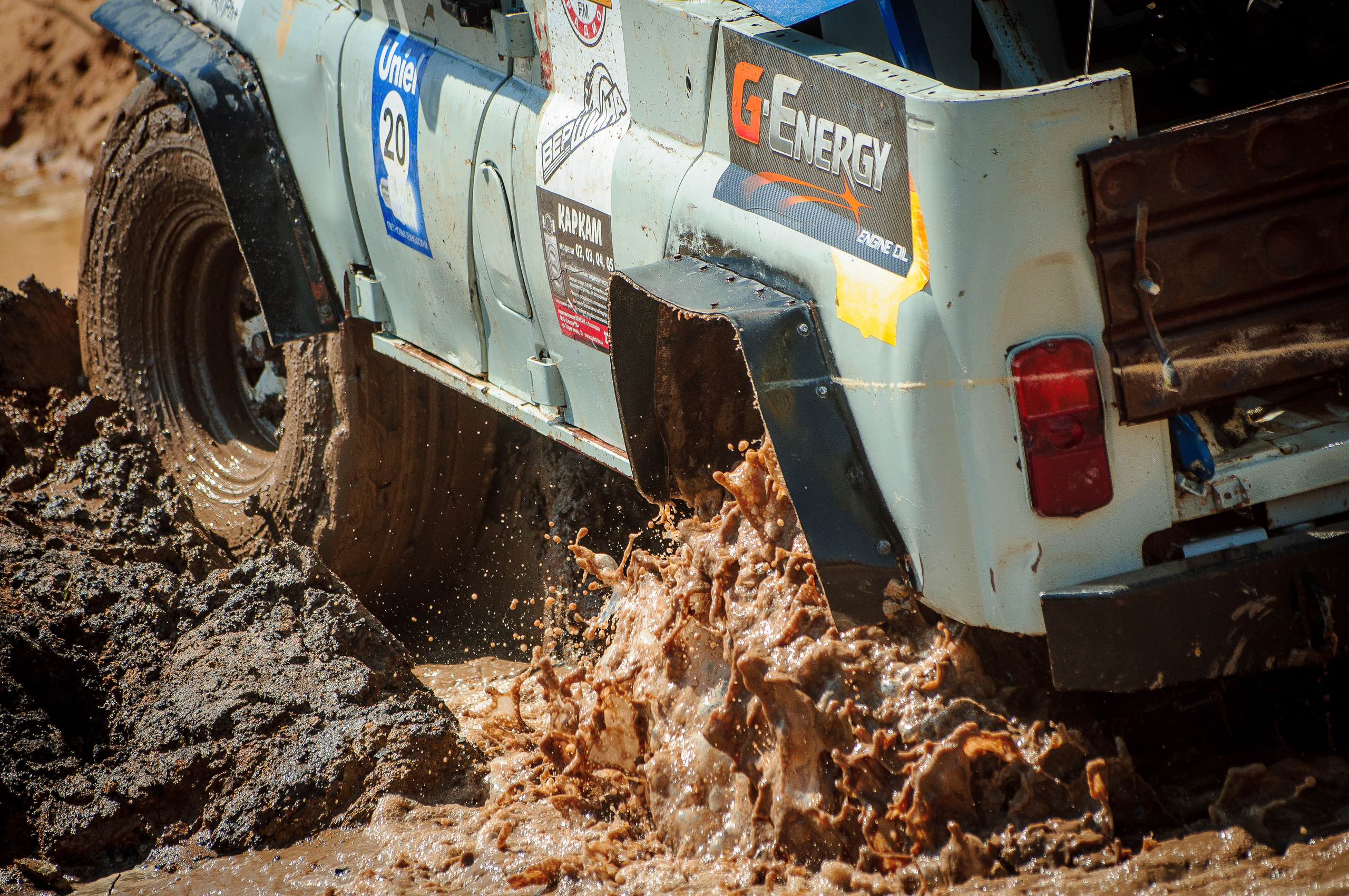 Бурлящая вода из-под колеса автомобиля УАЗ. "Генералы песчаных карьеров"