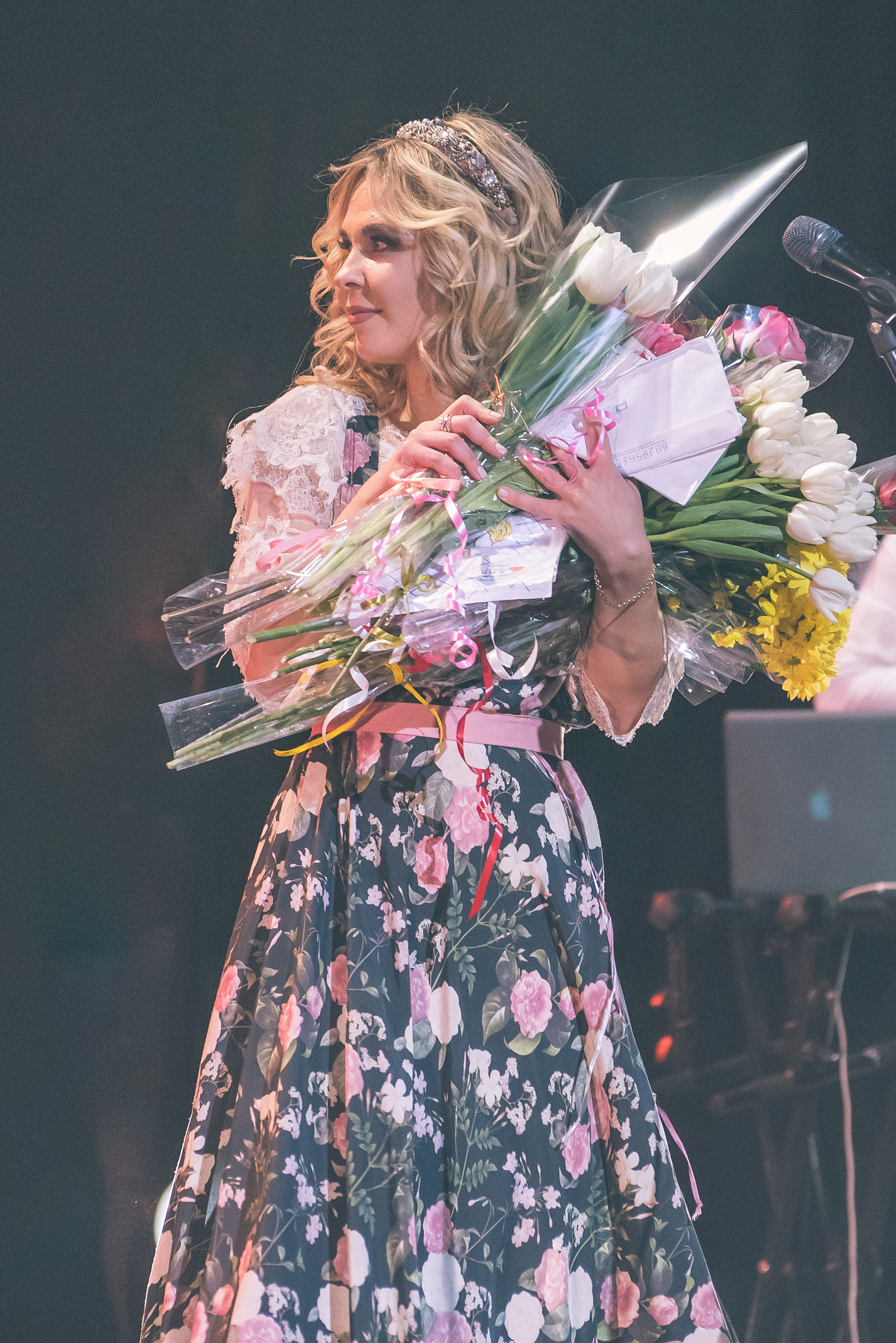 Пелагея с букетом цветов, подаренным зрителями на концерте