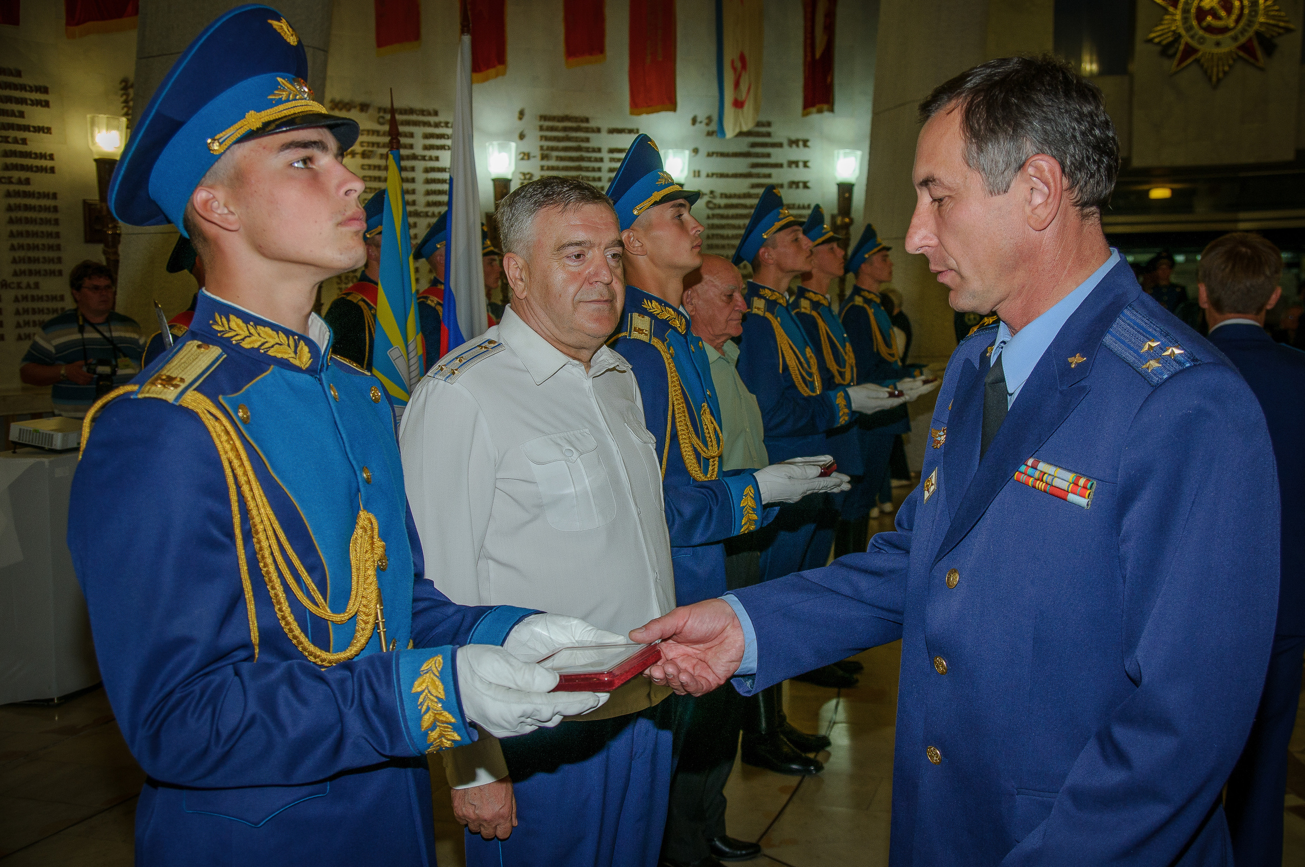 Военный получает награду из рук офицера роты почётного караула