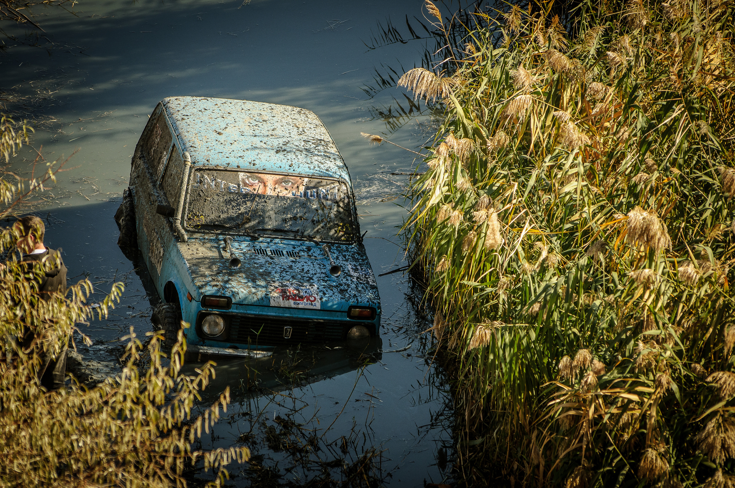 Автомобиль "Нива" застряла в болоте с камышами