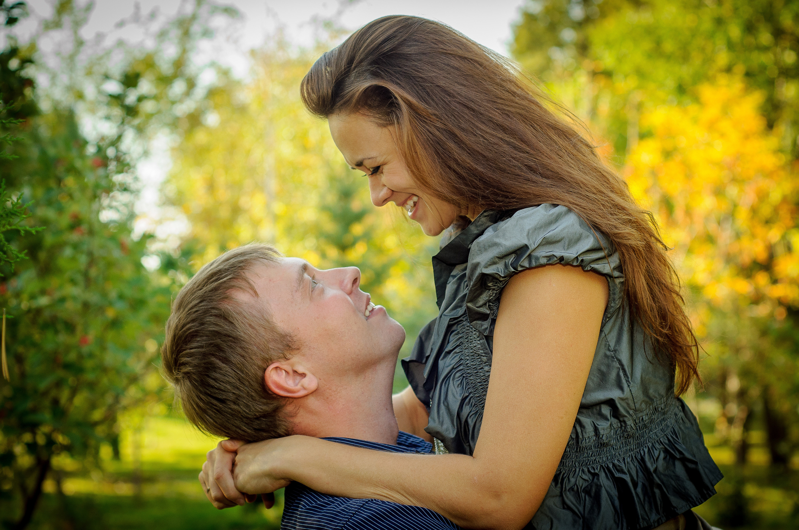 Парень поднял девушку на руках