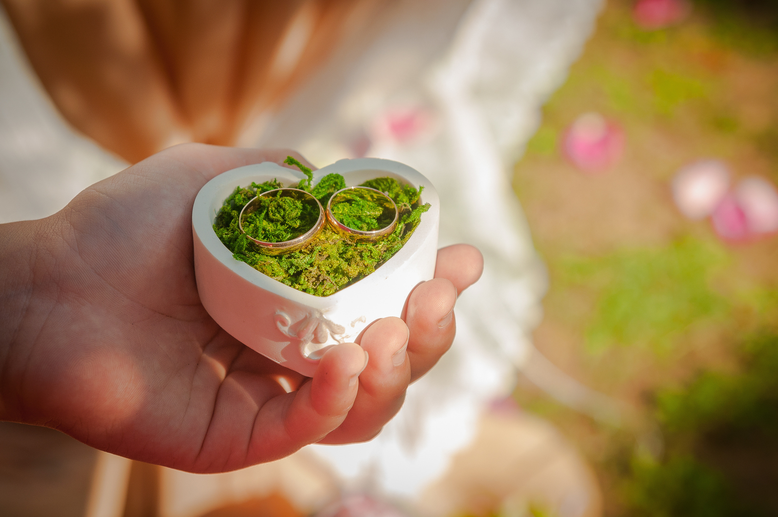 Свадебные кольца в футляре в форме сердца