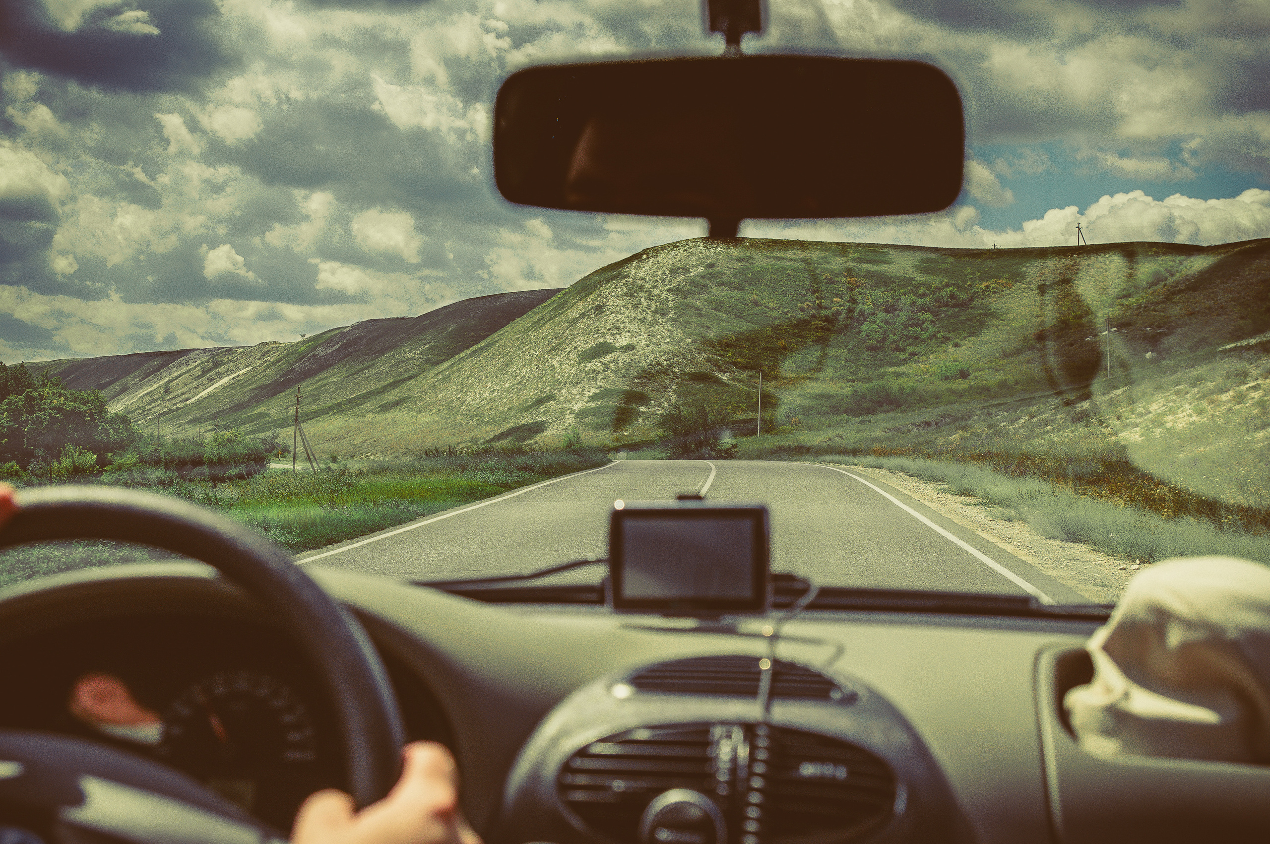 Горный пейзаж и автомобильная дорога из окна автомобиля