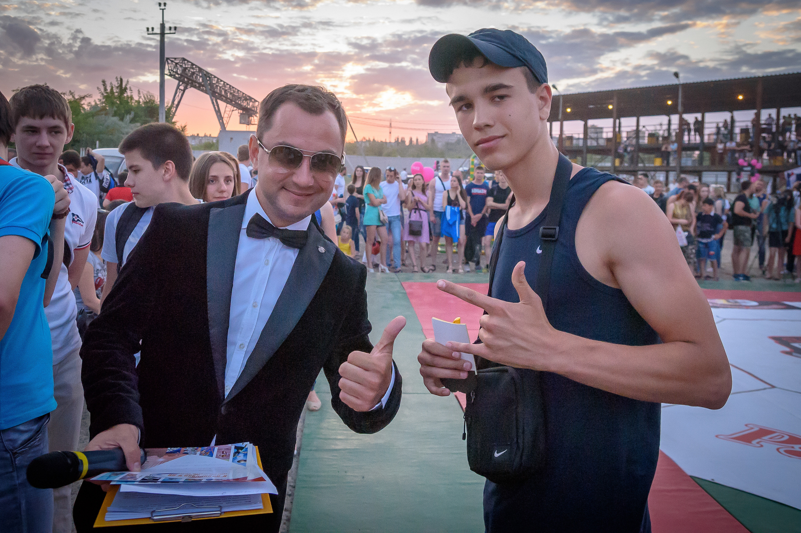 Ведущий спортивного мероприятия с победителем конкурса