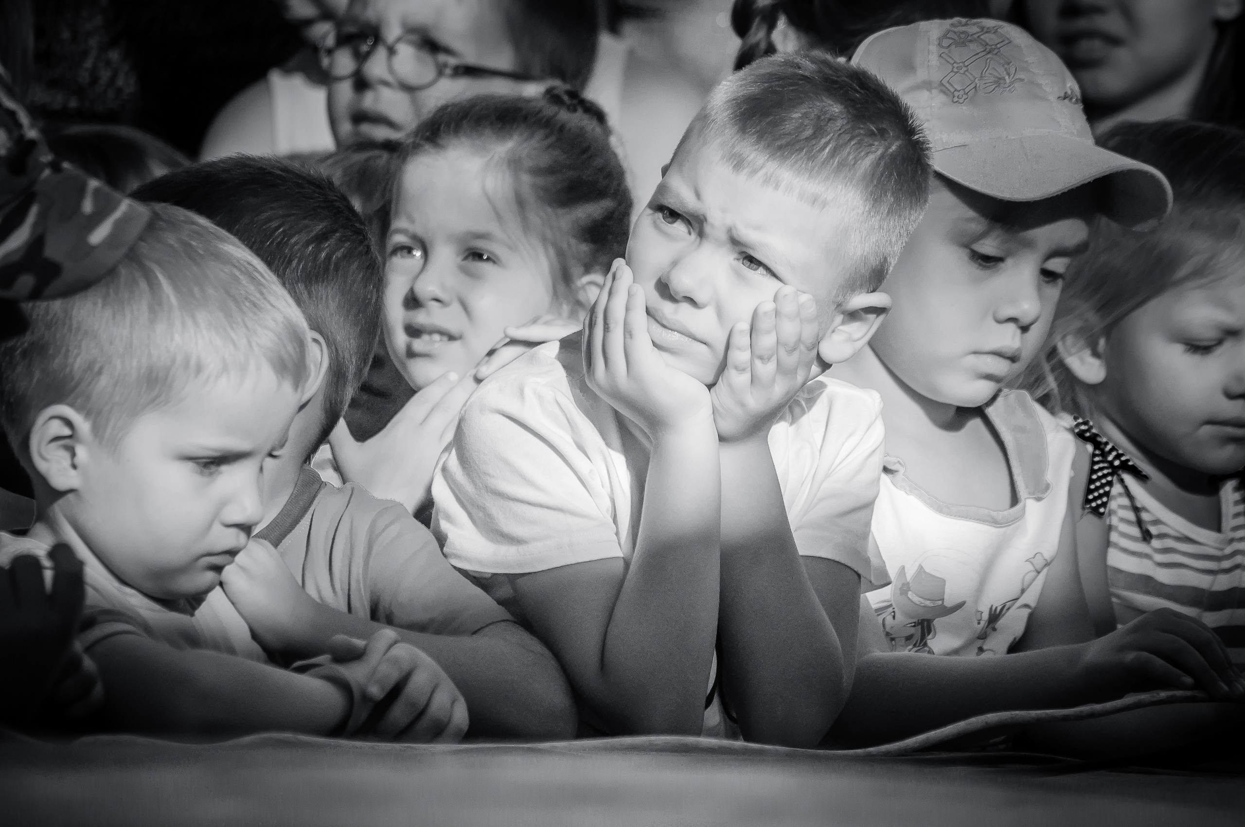 Дети на празднике наблюдают за выступлением