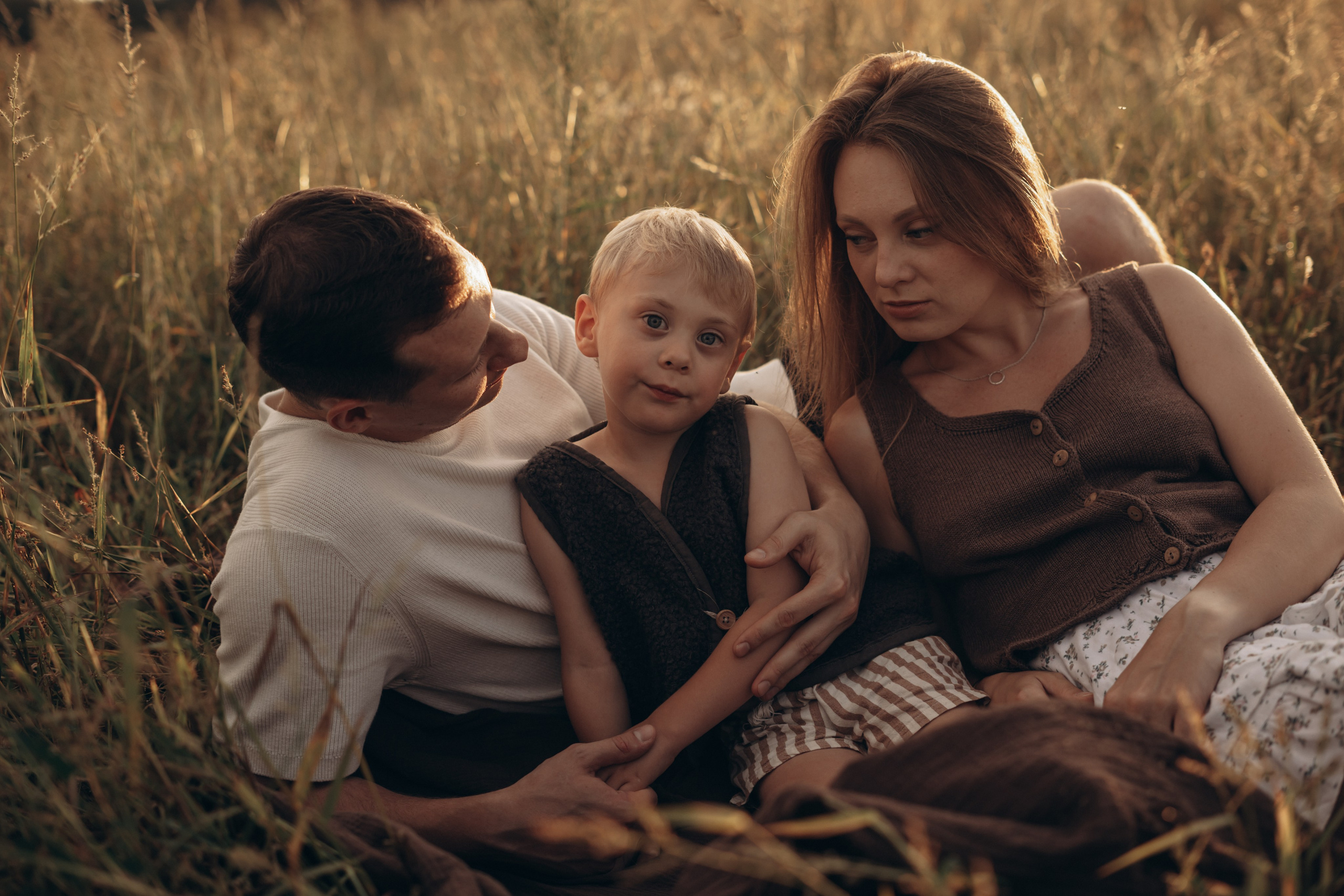 Даня, Лиза и Ваня в поле. Семейный фотограф в Томске Зарина Азизбаева