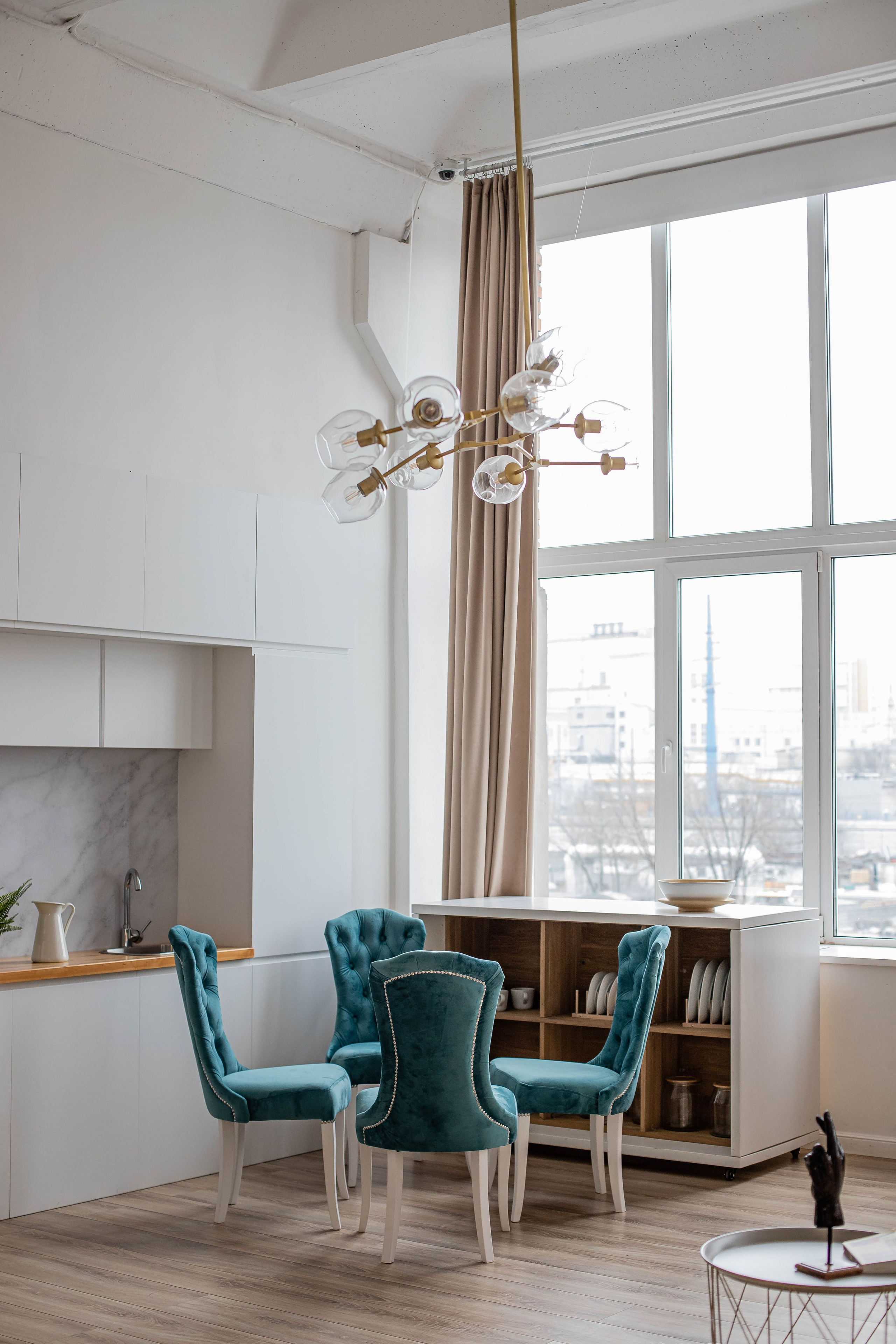 Стулья. Фотограф