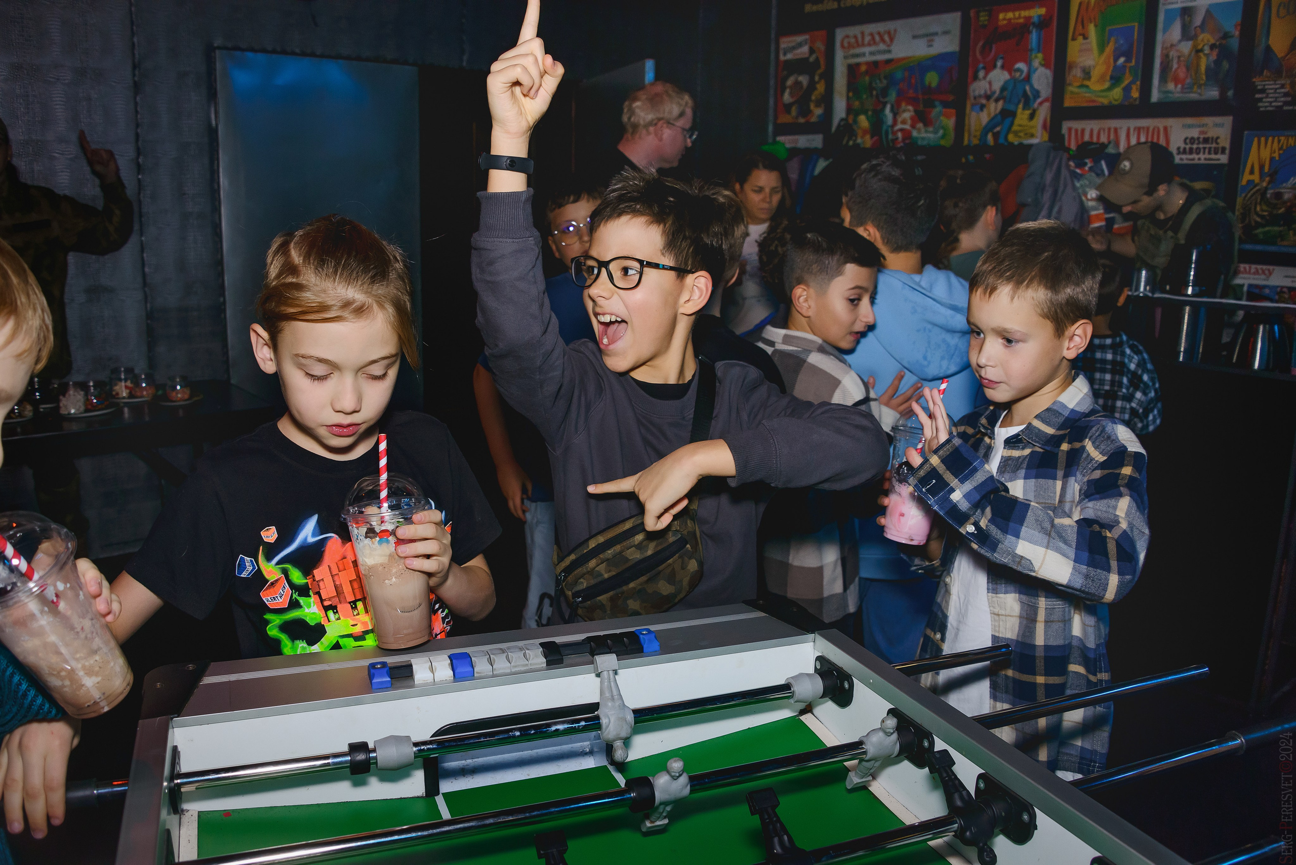 День рождения — шоу 2024-25: мафия, сахарная вата, бумажная дискотека, пиньята, зеркальный лабиринт. Ваш фотограф на праздник в Москве, Раменском, Жуковском, Люберцах