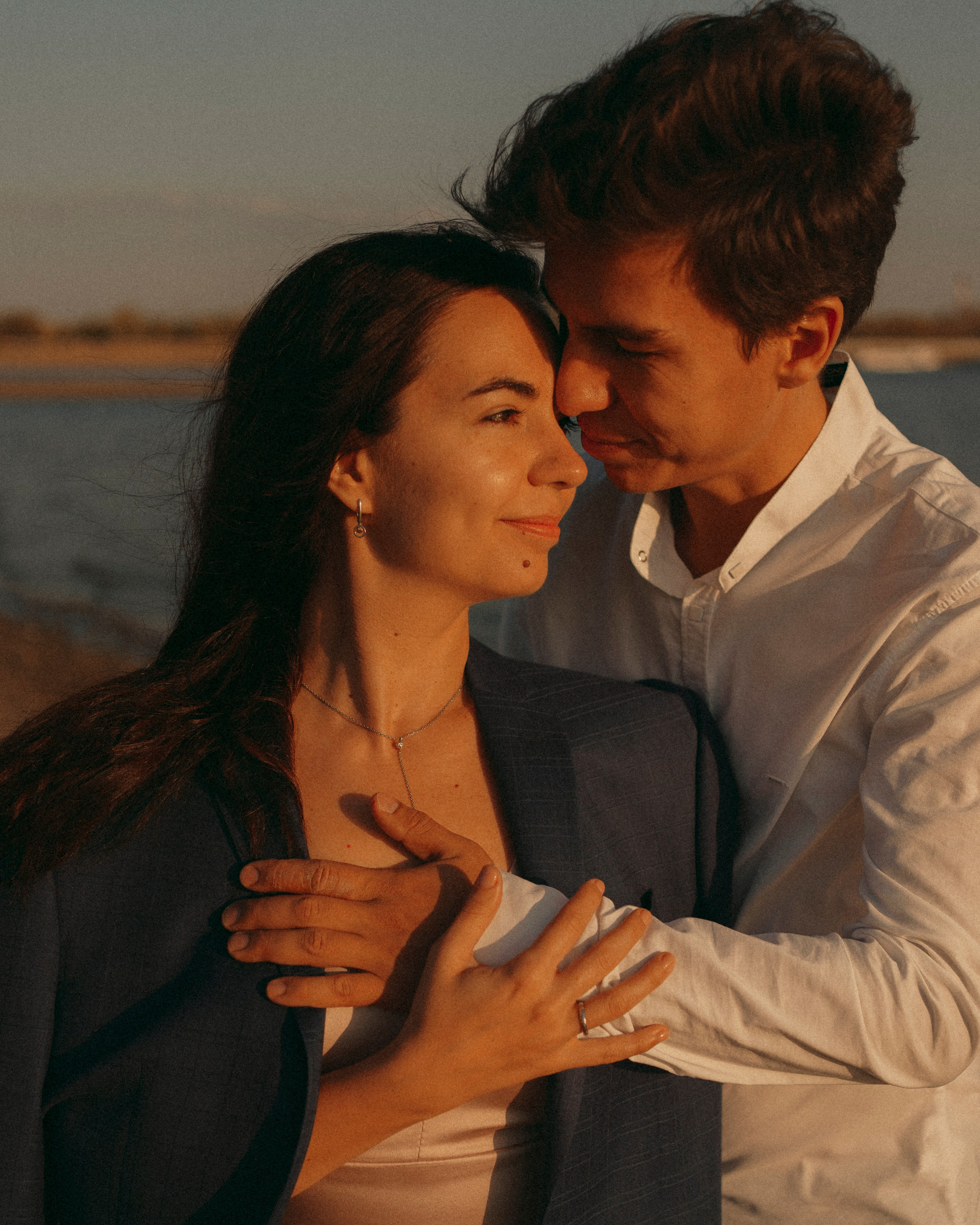 Love Story в свадебных нарядах на берегу реки. Портретный фотограф в Казани, Красной Поляне и Сочи Анна Кузнецова