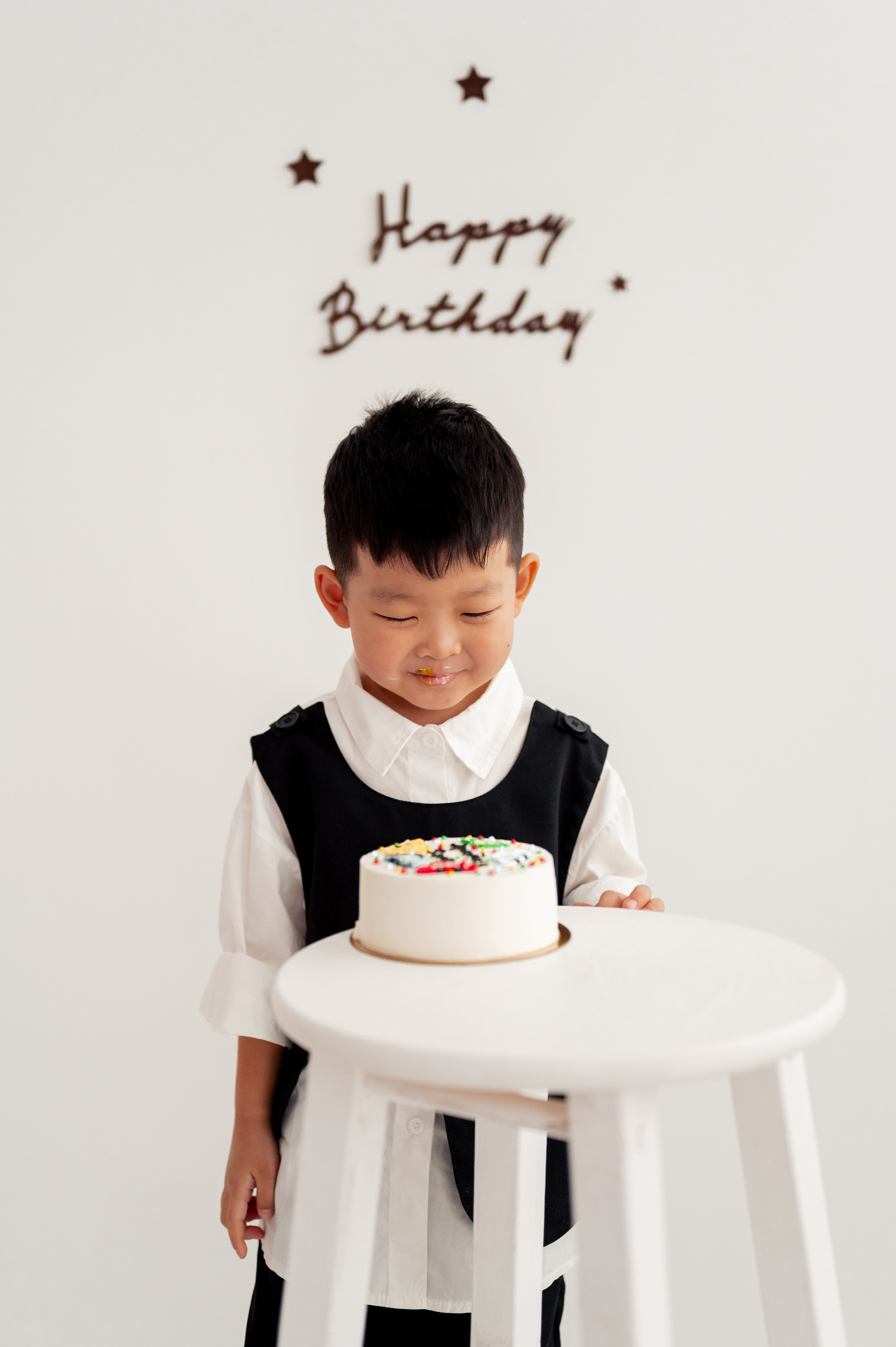 задувает свечи на торте