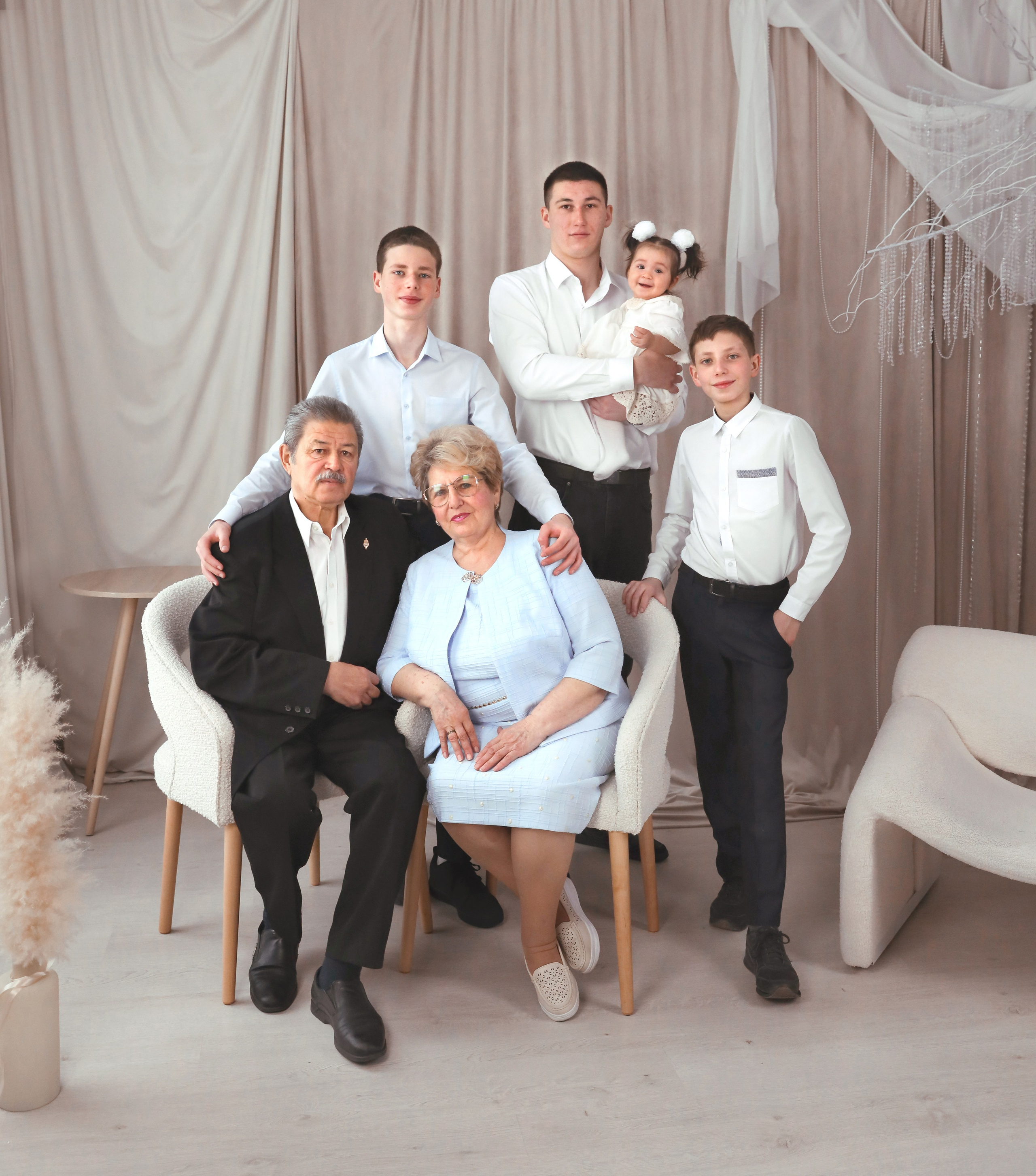 Семейная фотосессия в студии. Семейный и школьный фотограф в Краснодаре Юлия Избенко. Выпускные альбомы Краснодар