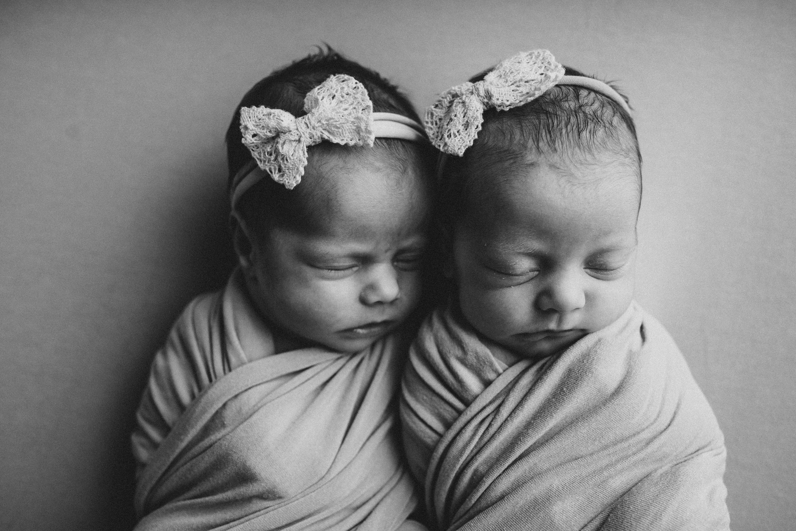 Фотосъемка двойни. Фотограф новорожденных малышей в Омске и Омской области Эльвира Камаева