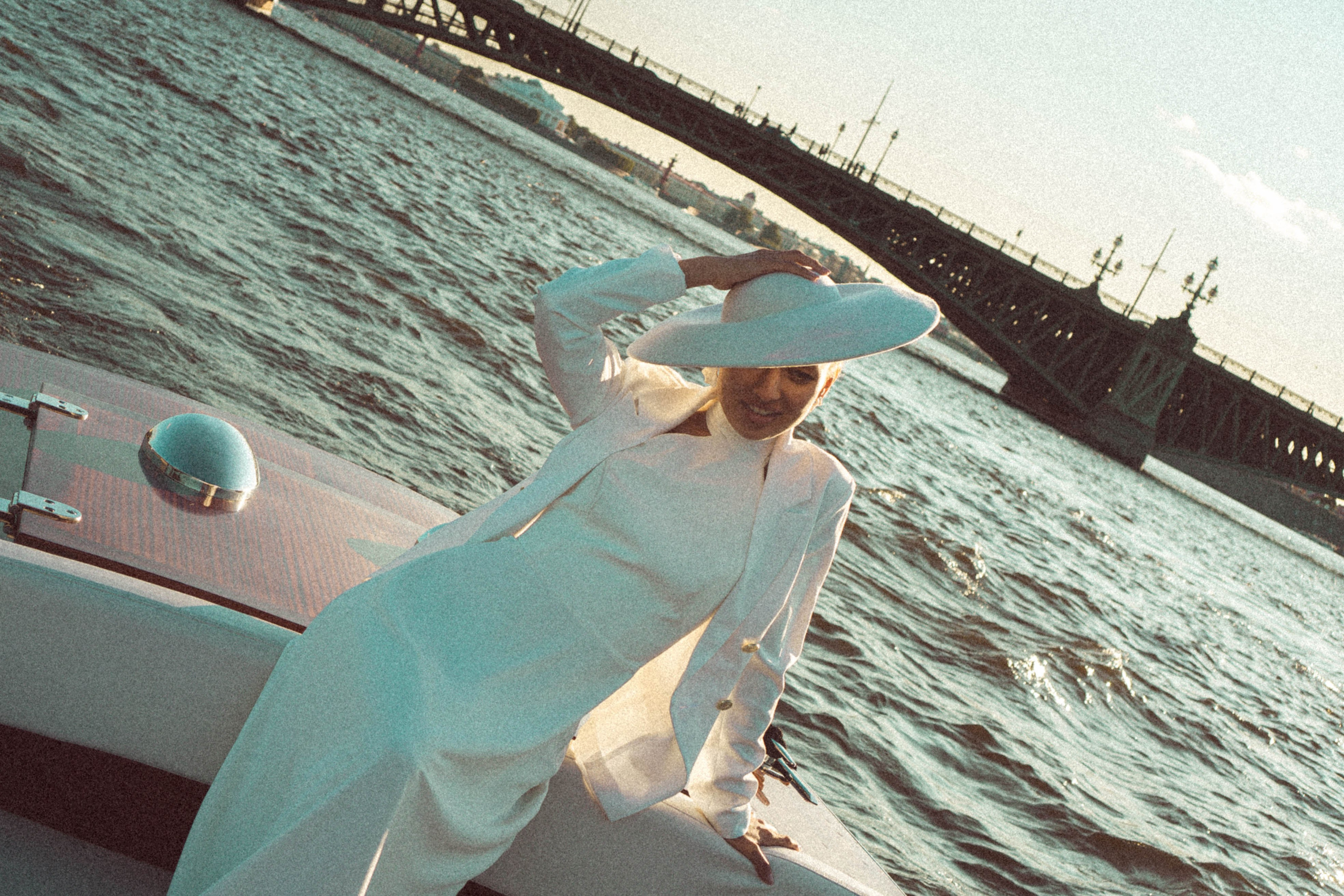 СВАДЕНБНАЯ СЬЕМКА НА КАТЕРЕ ПО КАНАЛАМ САНКТ-ПЕТЕРБУРГА И В АКВАТОРИИ НЕВЫ. Профессиональный фотограф, Санкт-Петербург — Виктория Богомолова