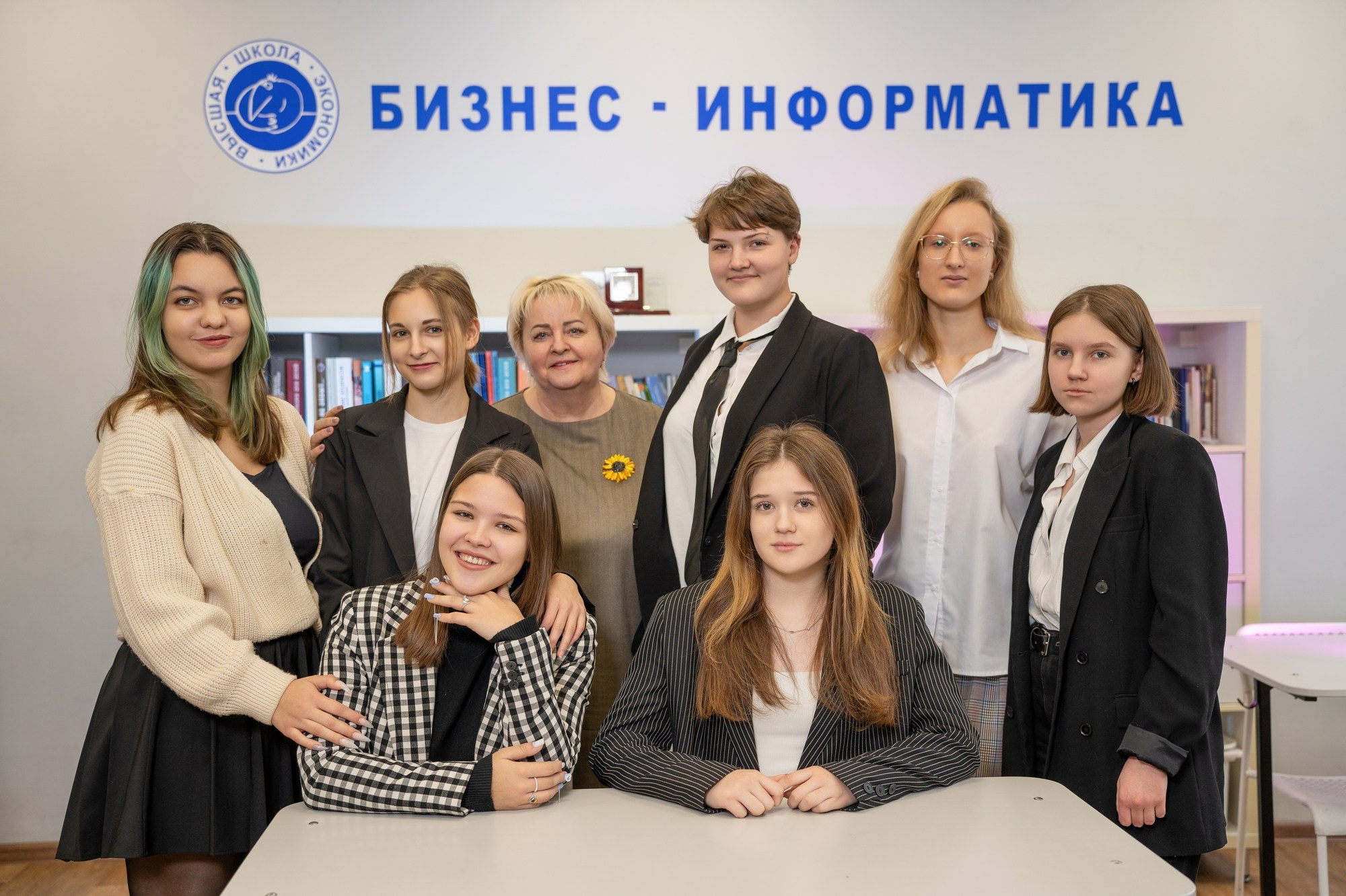 Фотосессия в 7 лицее с цветными фильтрами. СИГМА | Студия выпускных альбомов Красноярск