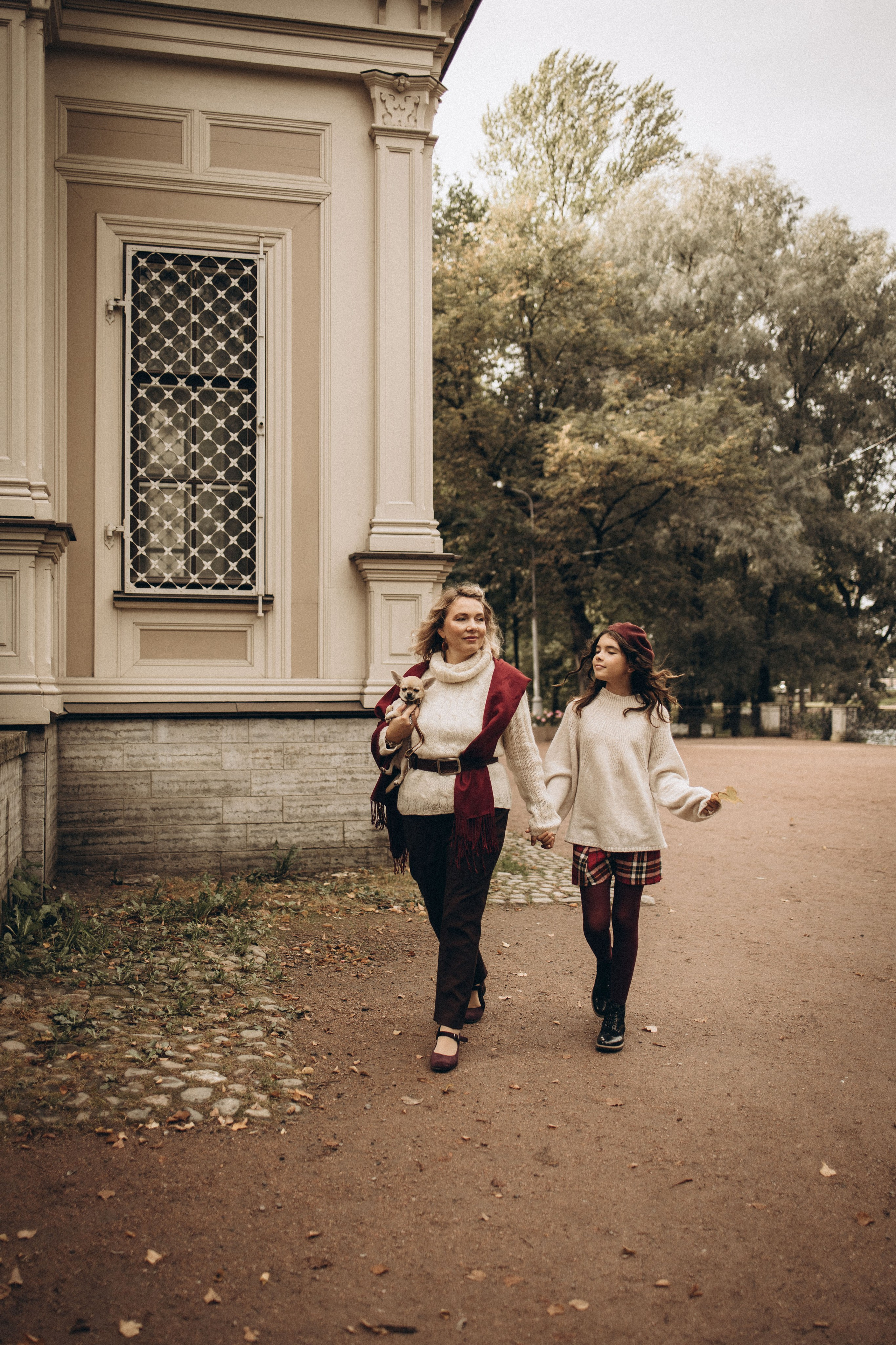 Осенняя прогулка матери и дочери с питомцем в живописном Лопухинском саду