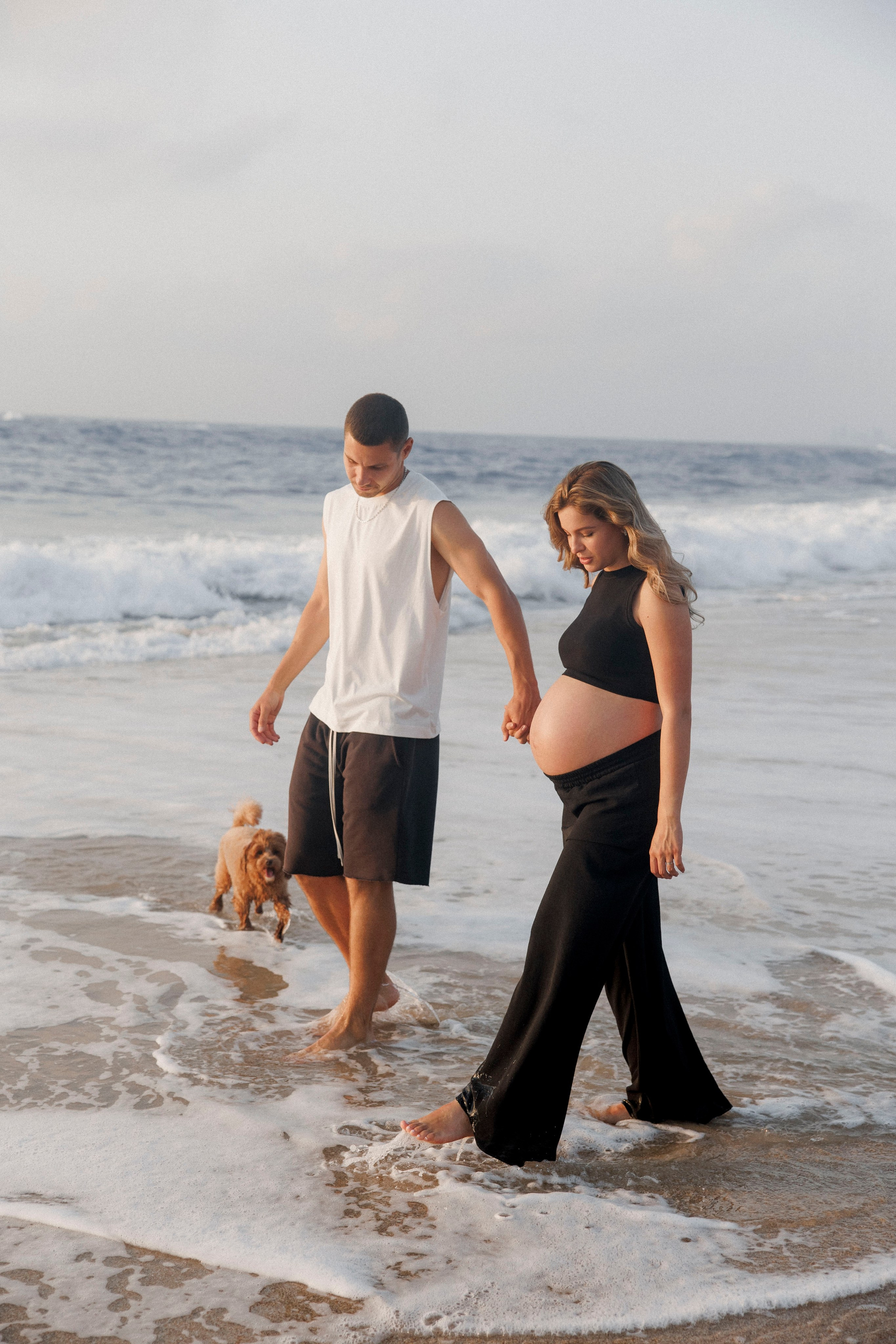 Pregnancy photoshoot near the sea (cloudy weather). Главная