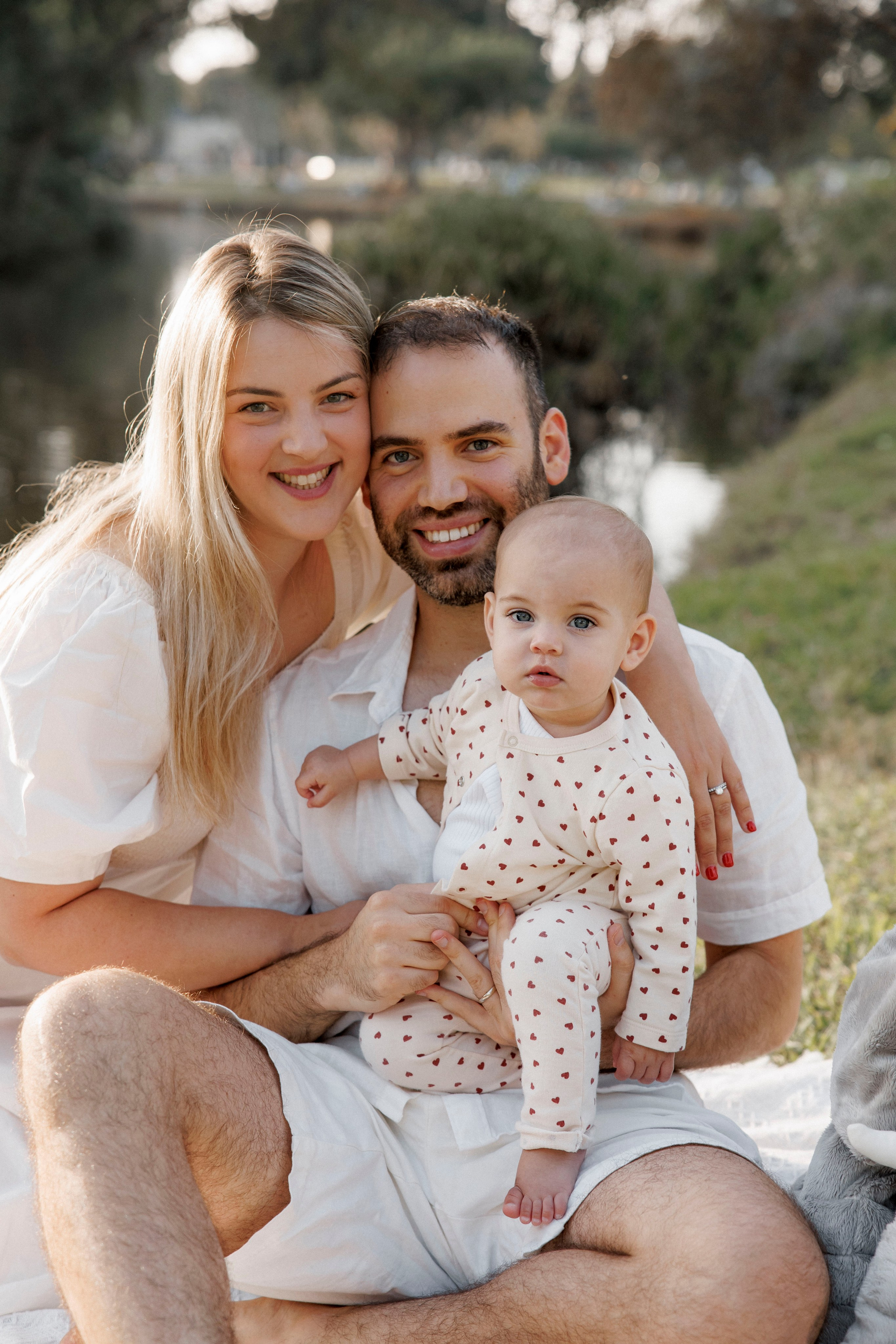 First year photoshoot inside the park (sunset). Wedding and family photographer