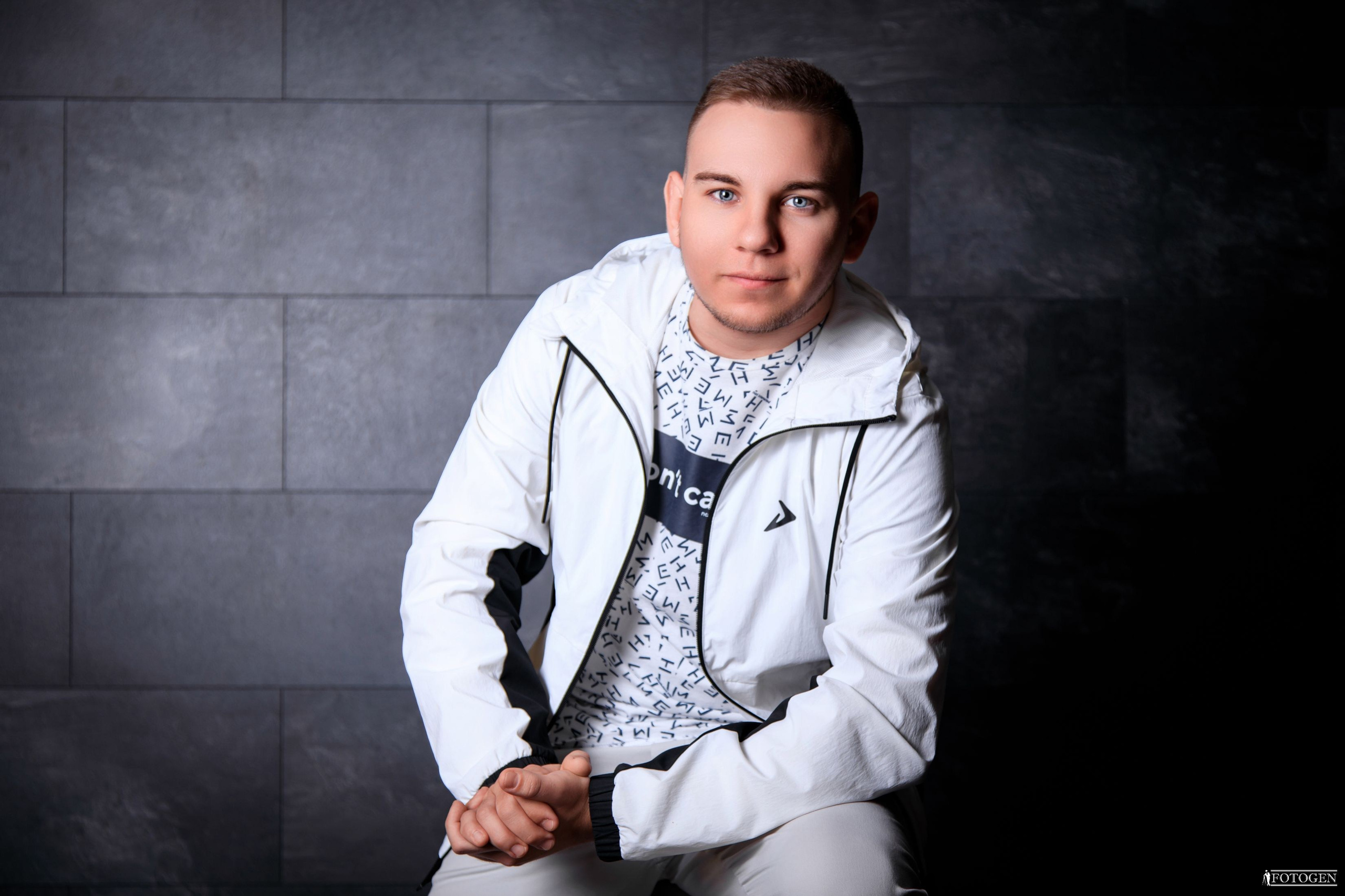 Профессиональная мужская фотосессия в Fotogen: Ваша история в кадре. Интерьерная фотостудия FOTOGEN г. Краснодар
