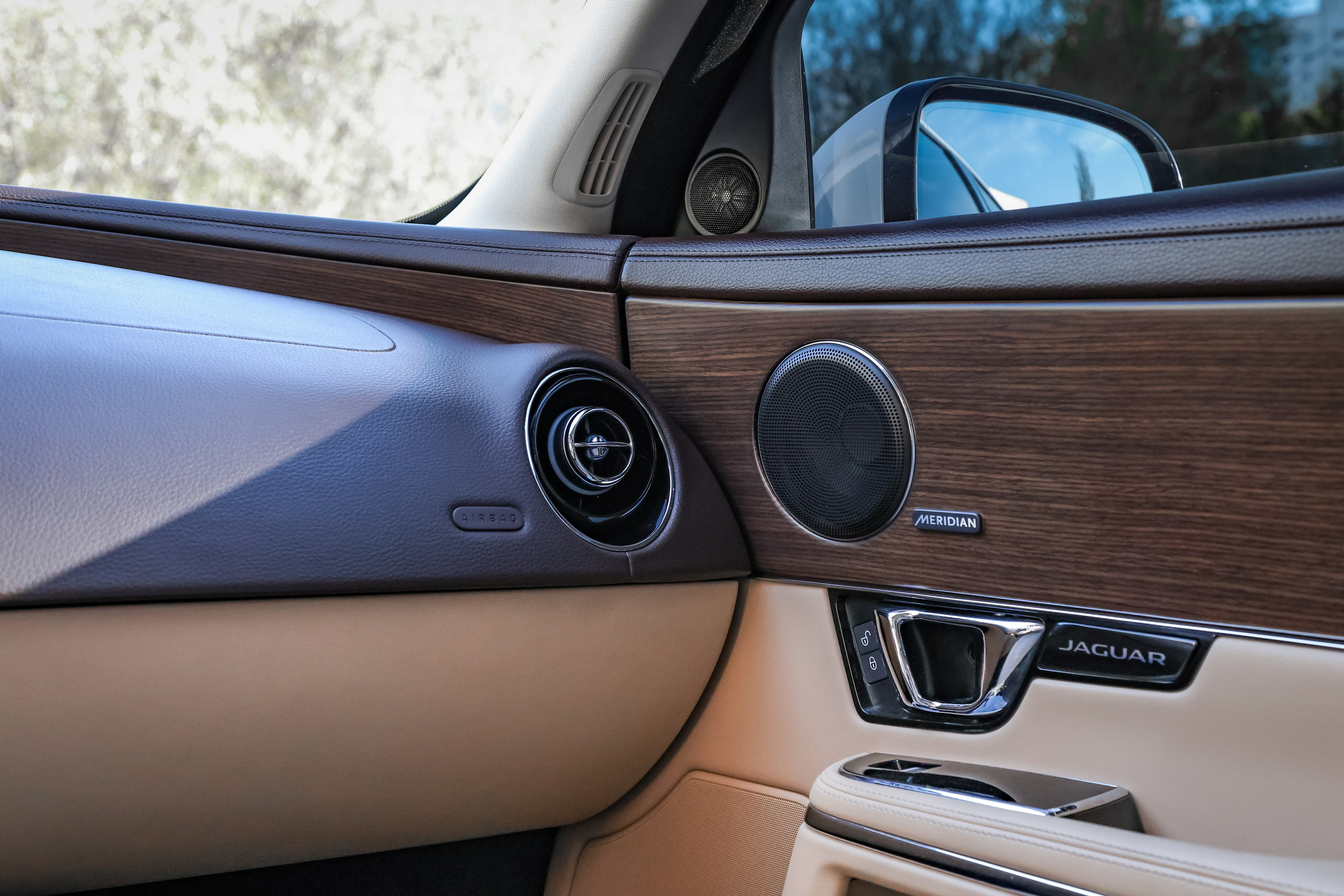 2017 JAGUAR XJ. Mixturecaptures