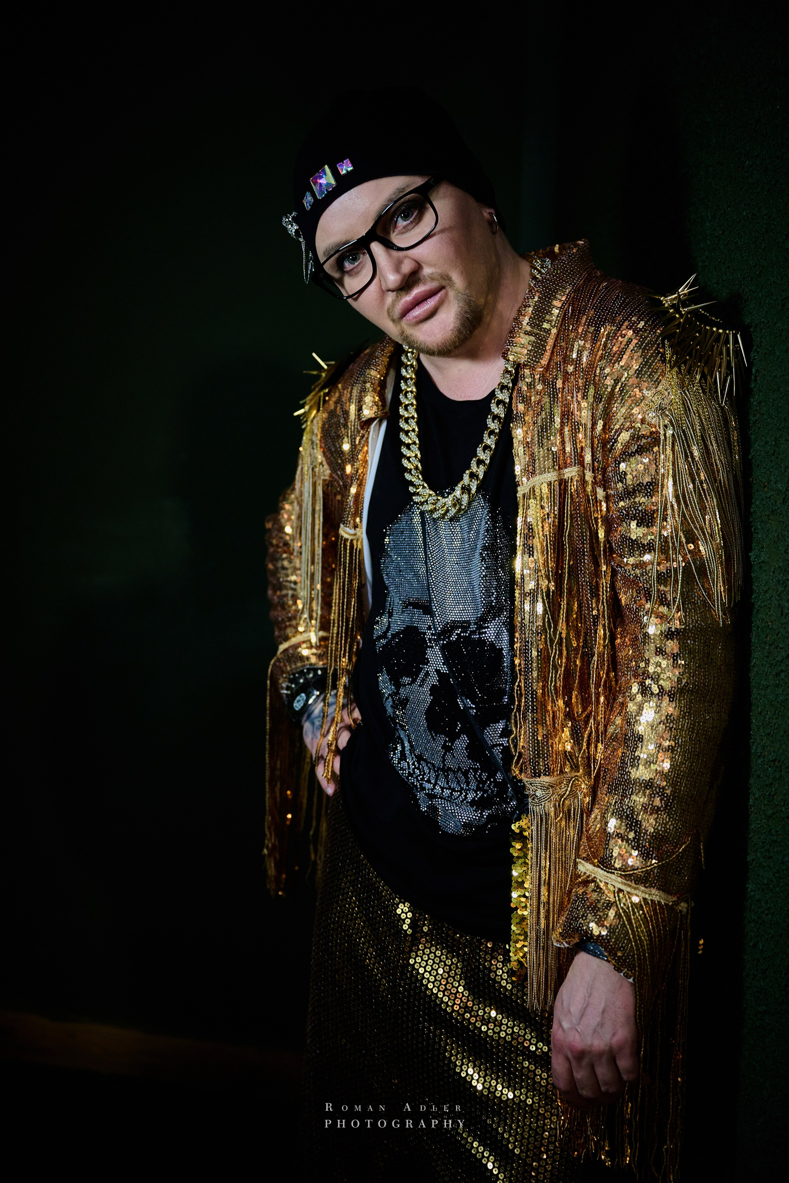 Шоумен Женя Цой. Фотограф Роман Адлер