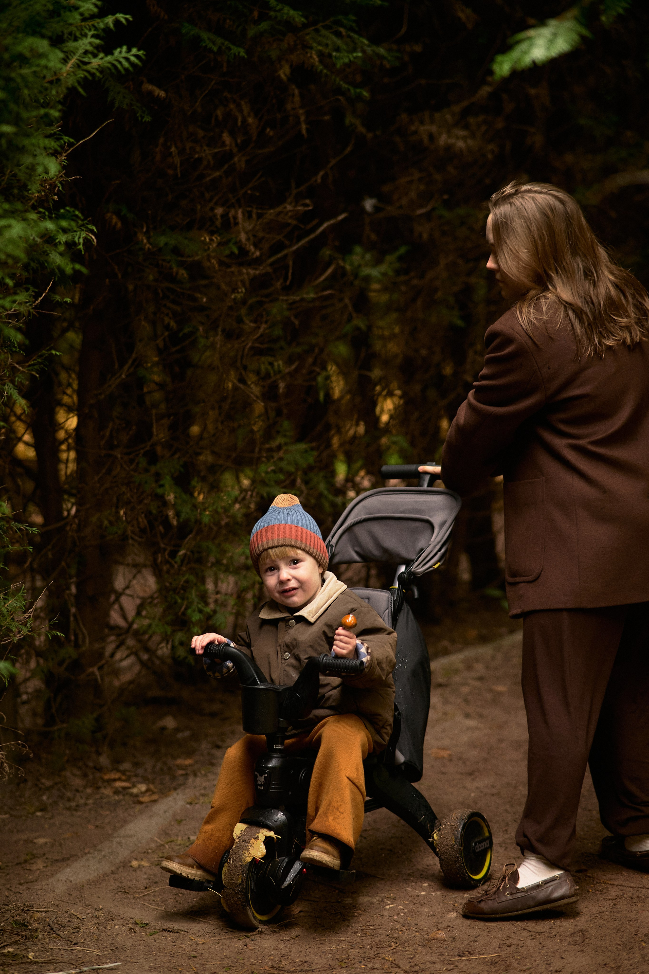 Света и Илюша под дождём. Семейный и свадебный lifestyle-фотограф в Москве Мария Петрова