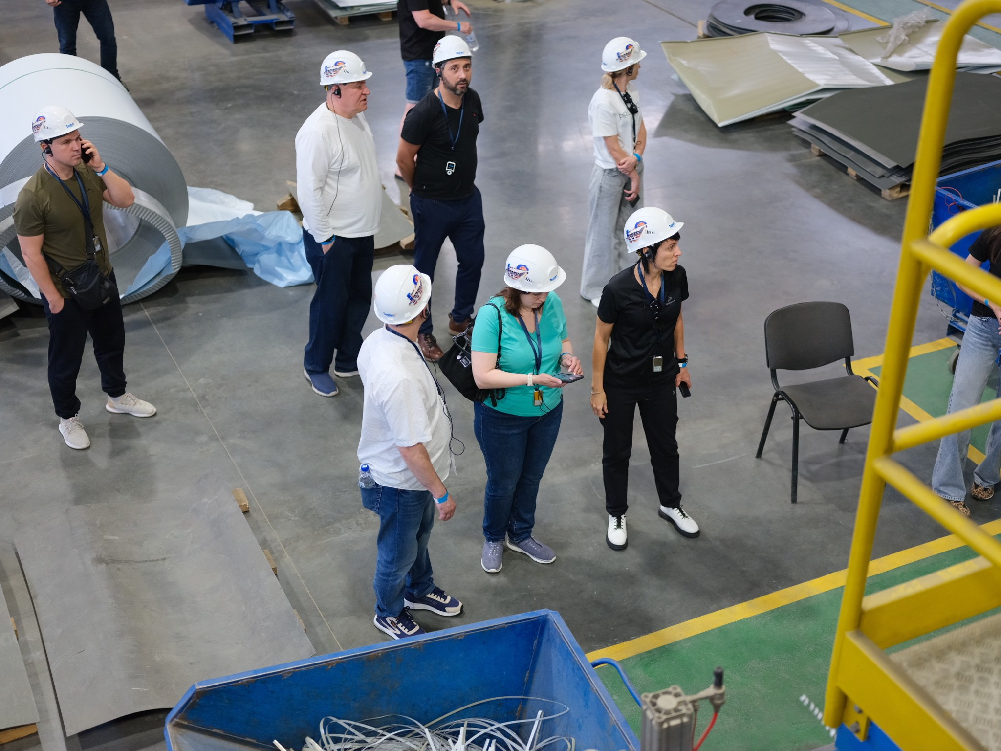 Рабочий металлургического завода  в Волгограде контролирует процесс плавки стали в промышленном цехе