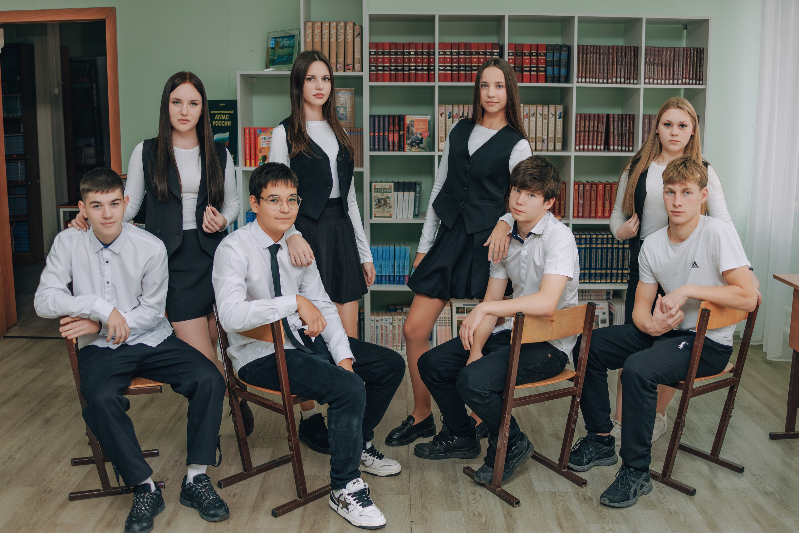 Позы для школьной фотосессии. Фотограф Медногорск Кувандык Оксана Шерехода свадебные, семейные, индивидуальные, школьные фотосессии. Печать фотоальбомов