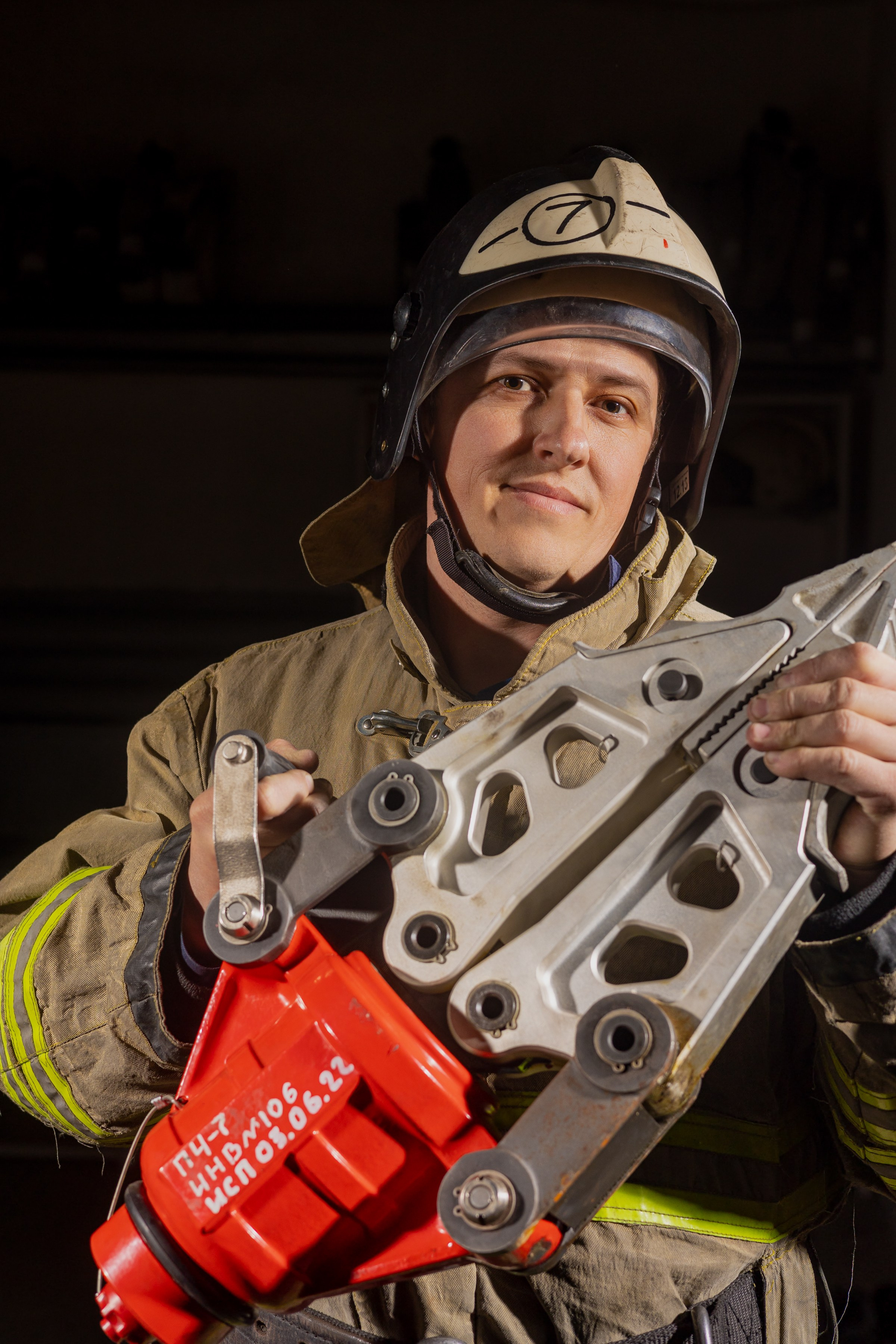 Пожарные на чёрном фоне со спец оборудованием в руках Кемерово Кузбасс Сибирь