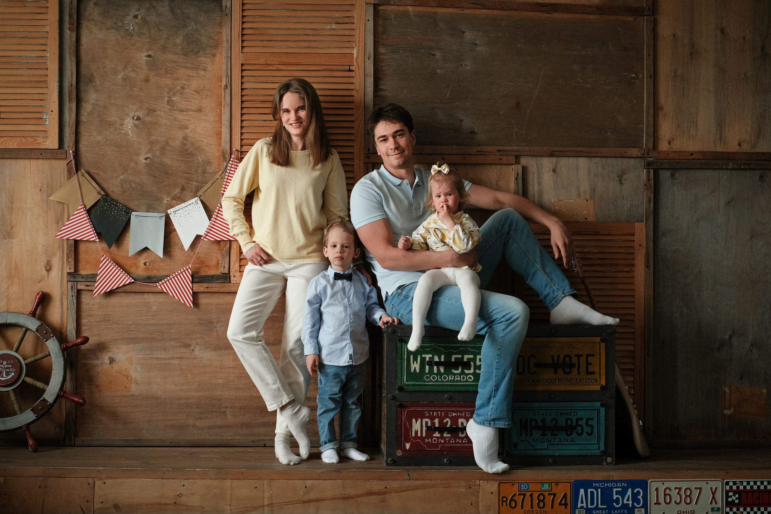 Семейный портрет в фотостудии в Москве. Фотосъёмка у метро Дмитровская. Мама, папа, их маленький сын и маленькая дочь.