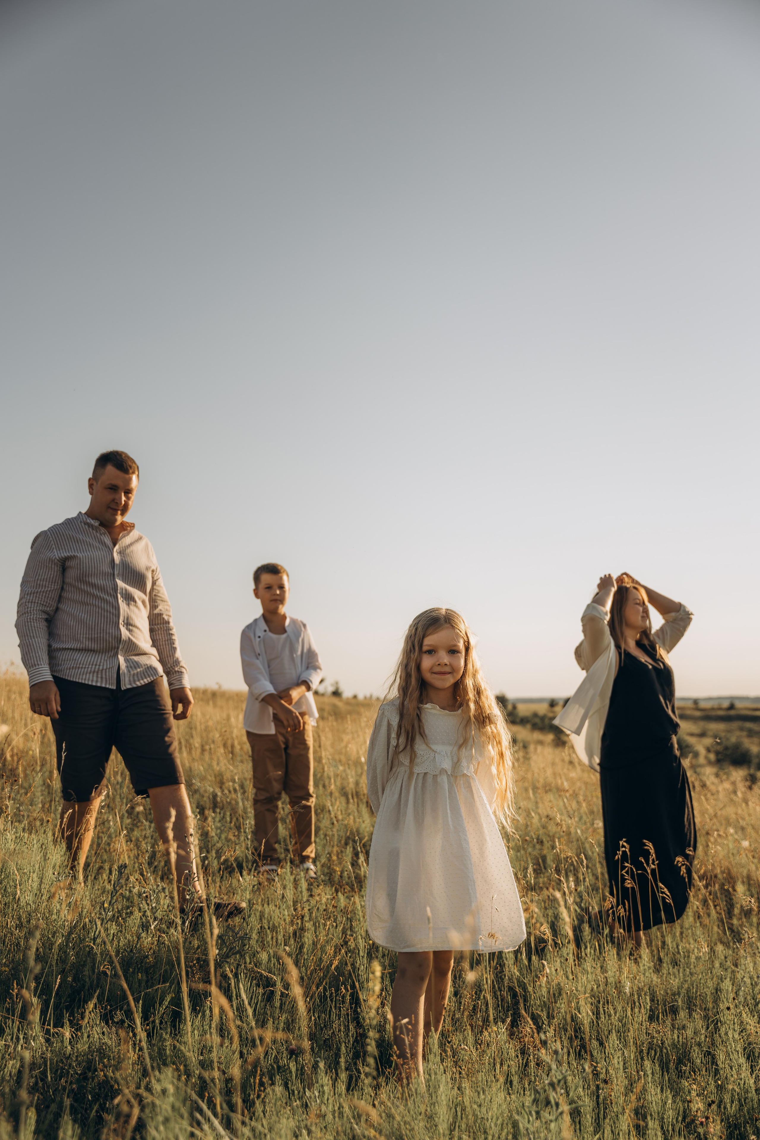Летний луг, закат. Семейный фотограф Москва. Фотограф беременности и материнства Москва