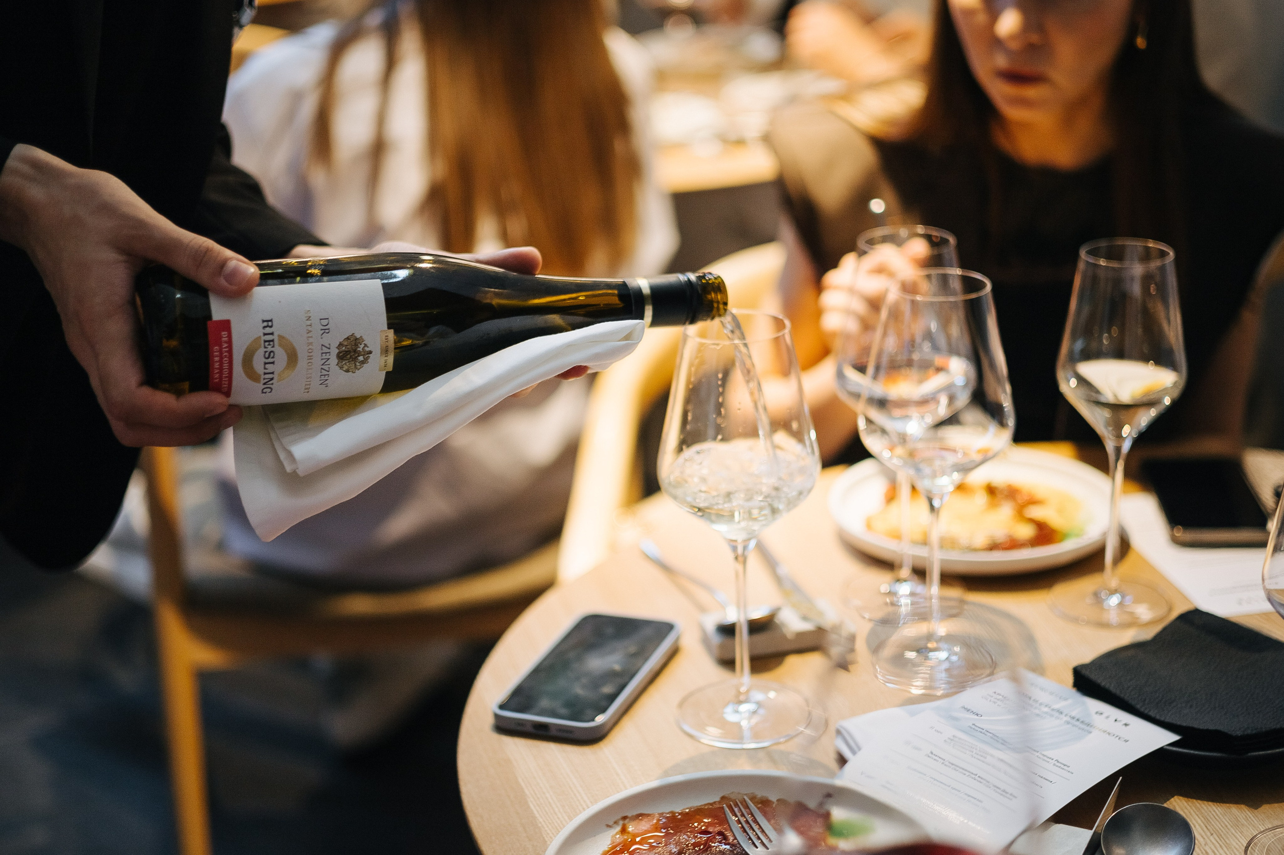 Презентация открытия магазина женской одежды GLVR в ресторане Fresco. Фотограф в Красноярске Надежда Воскресенская