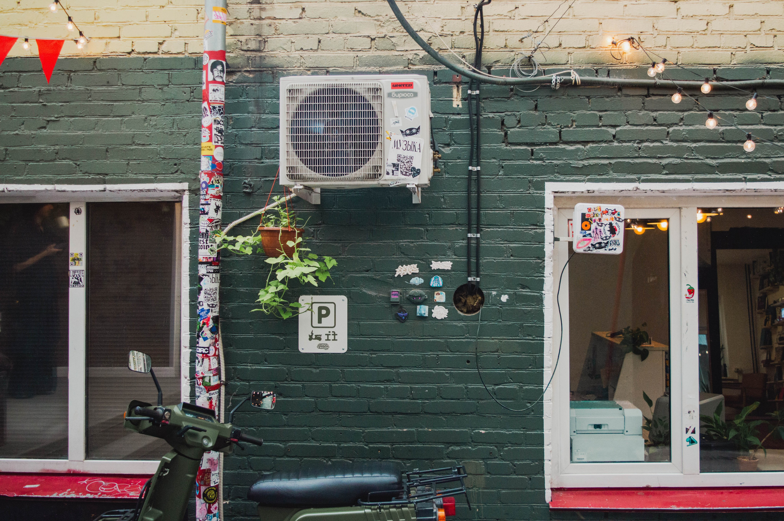 Типология «Стикербомбинг в городе». Фотограф Анастасия Лощакова в Москве